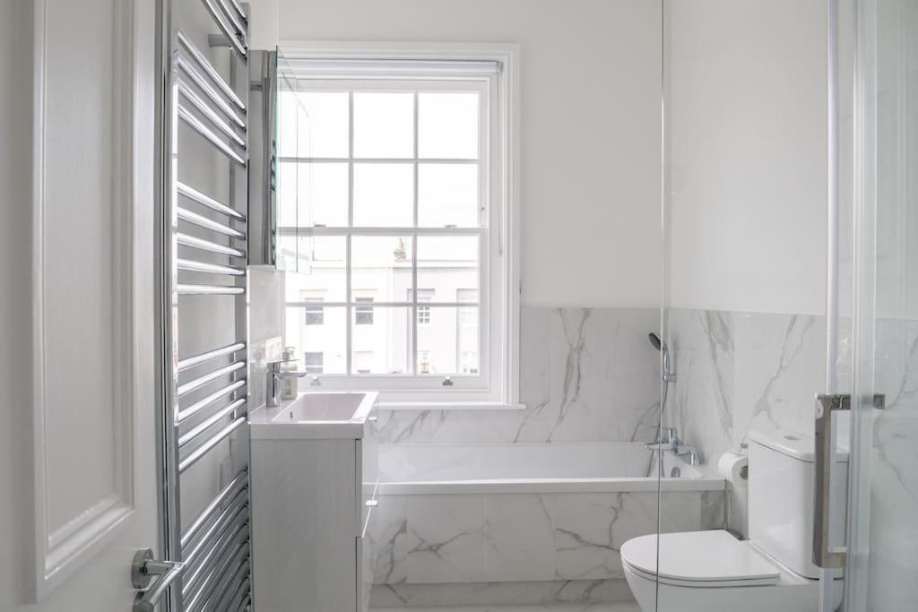 Spectacular flat located in prime Notting Hill