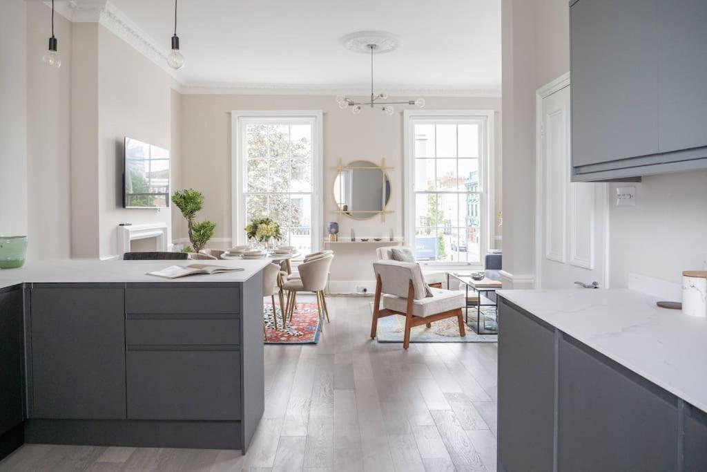 Spectacular flat located in prime Notting Hill