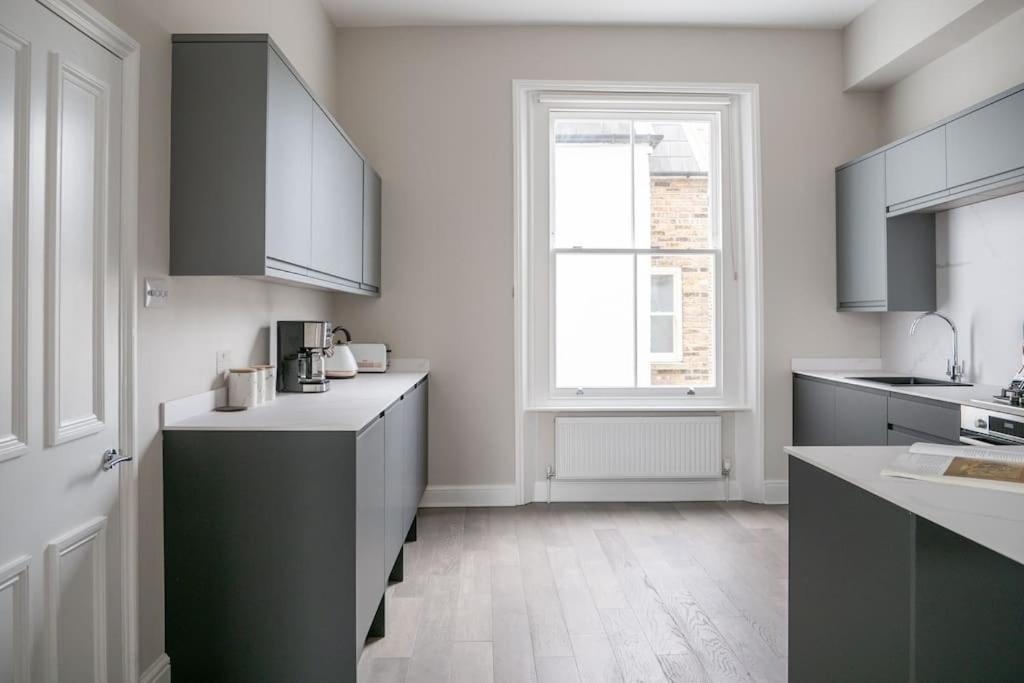 Spectacular flat located in prime Notting Hill
