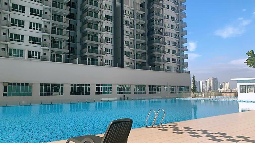 Corner KL Pool View RC Residence with High Internet Speed 500Mbps