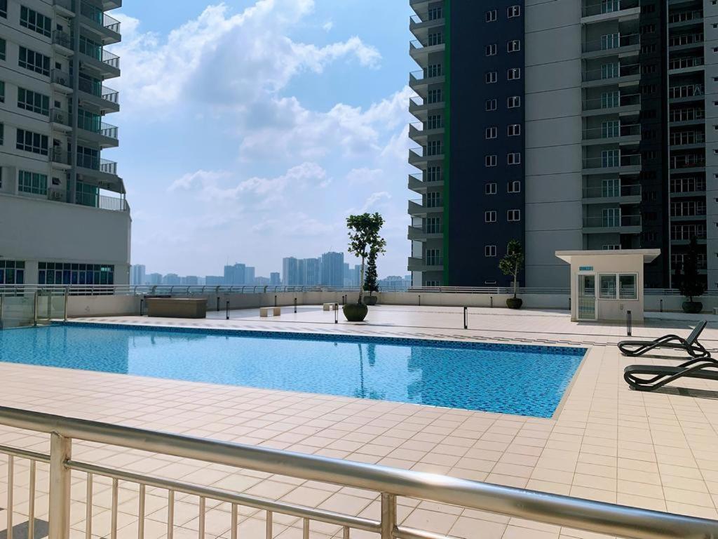 Corner KL Pool View RC Residence with High Internet Speed 500Mbps