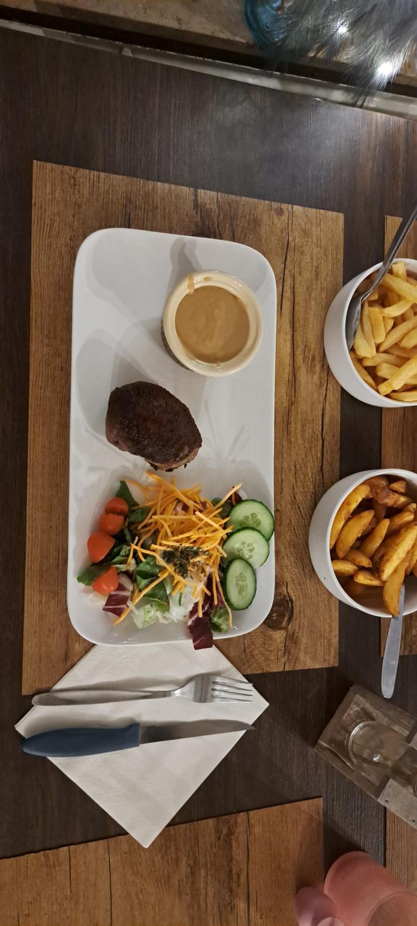 Auberge Chez Dikke Vriend, Chambres et taverne