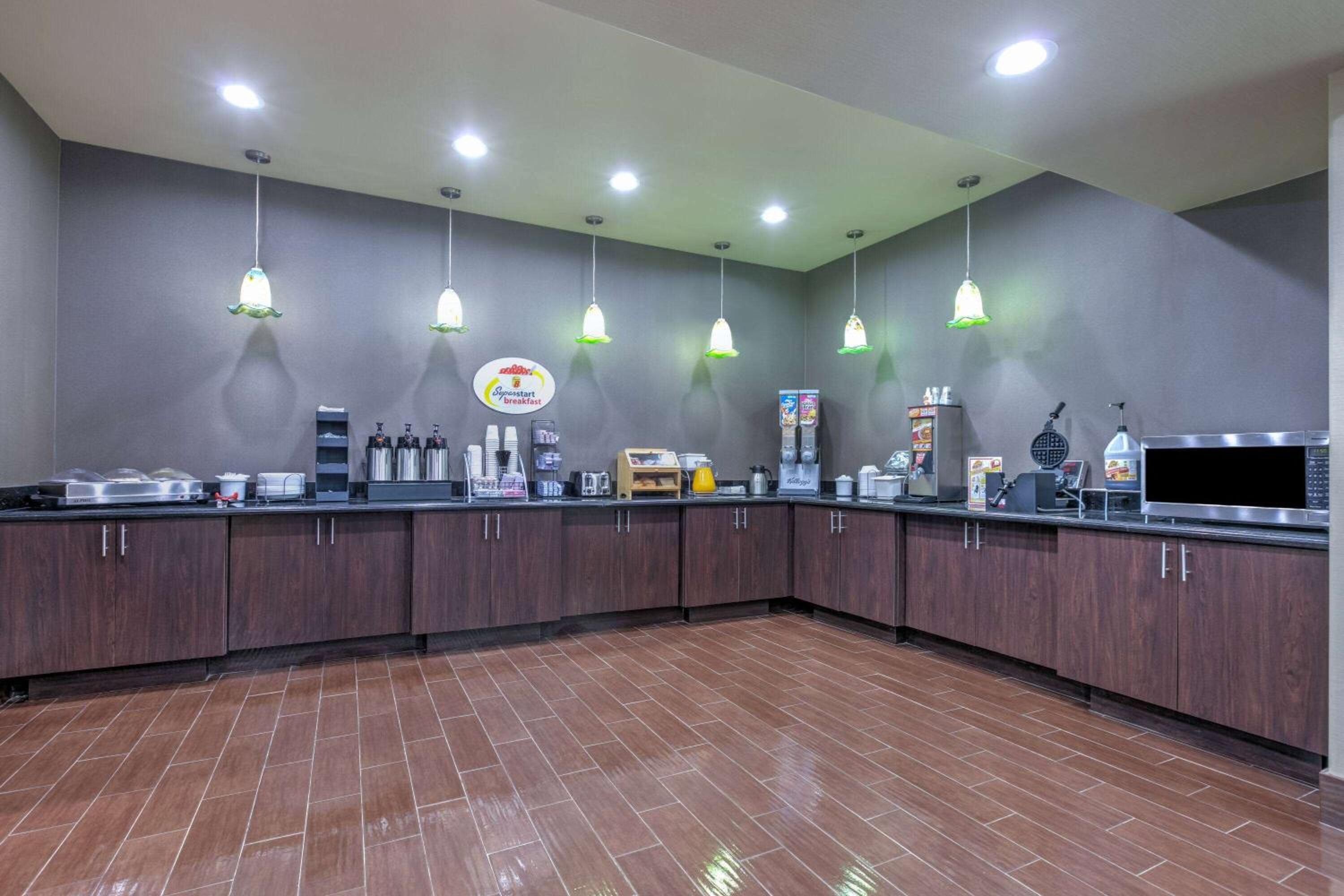 Super 8 by Wyndham Karnes City