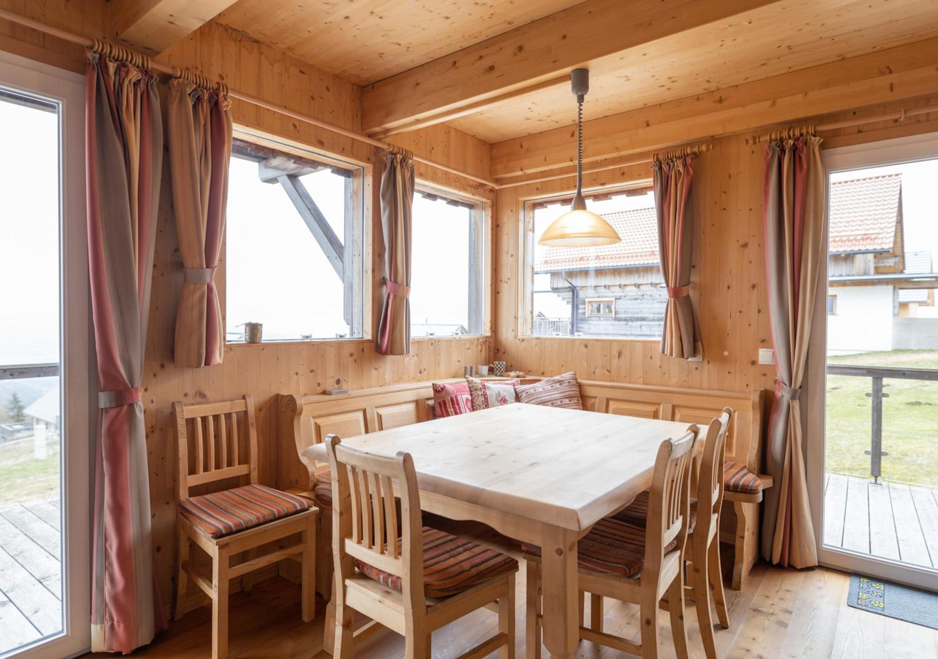 1A Chalet '4 Jahreszeiten' Ski fahren und Jacuzzi mit Aussicht!