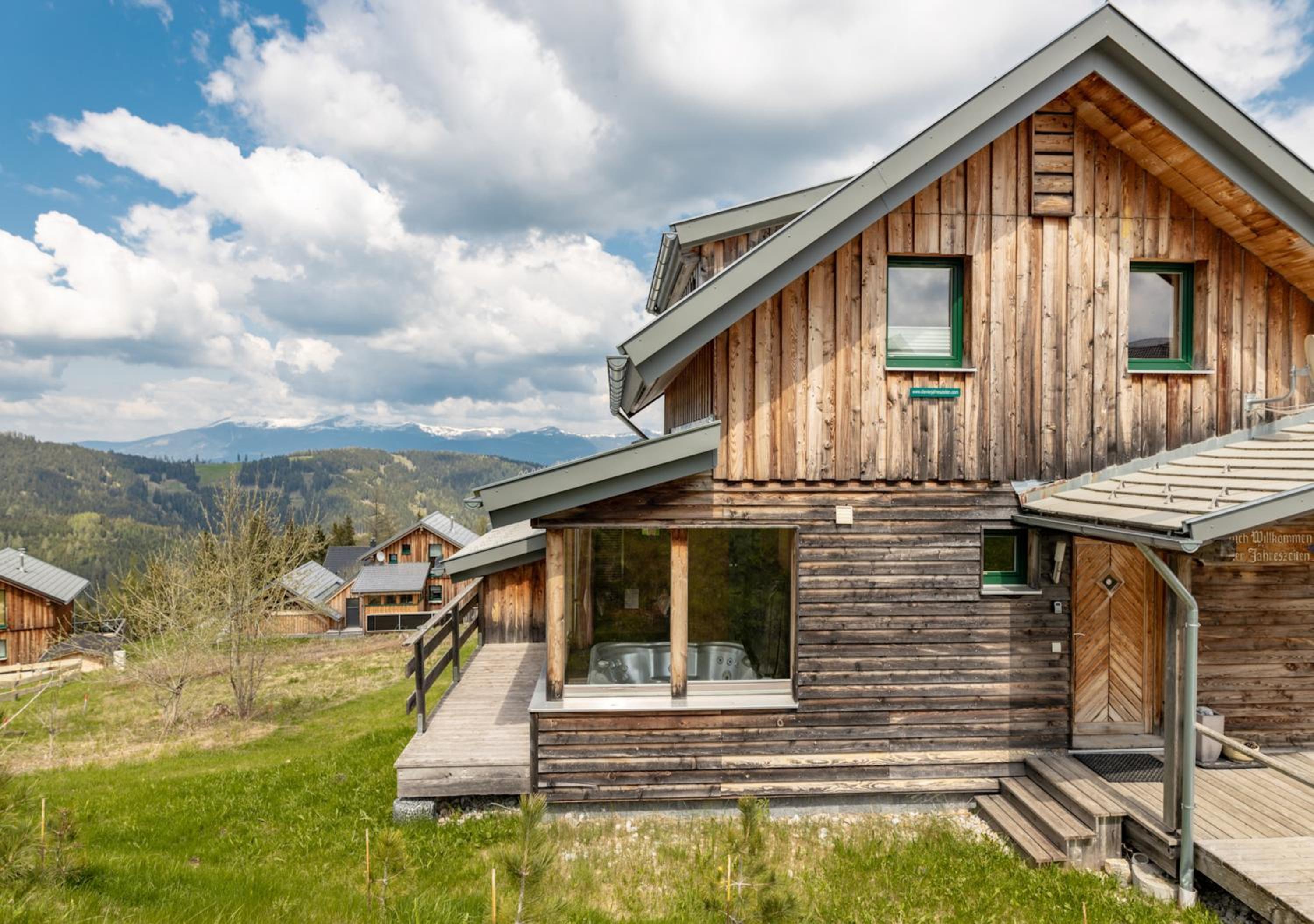 1A Chalet '4 Jahreszeiten' Ski fahren und Jacuzzi mit Aussicht!