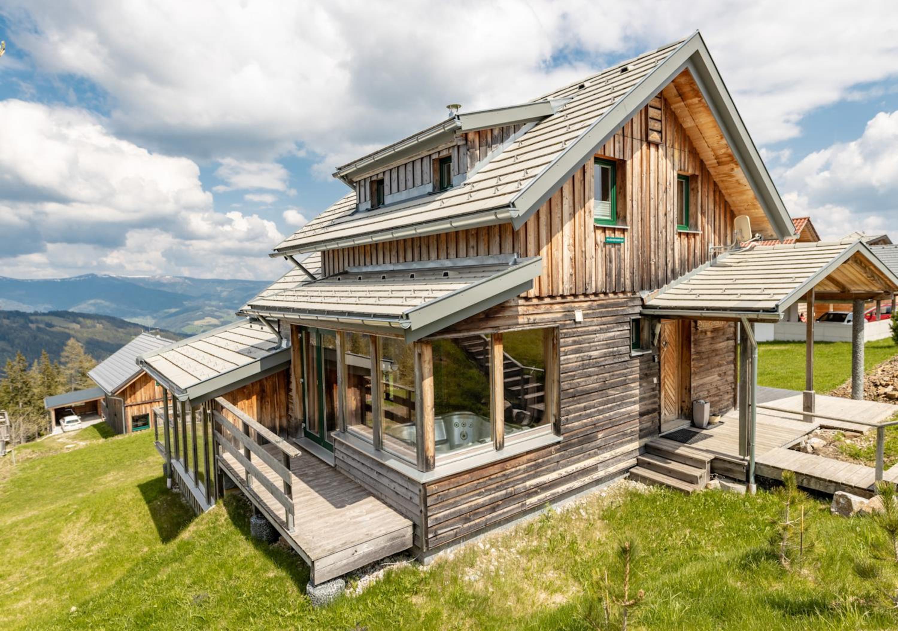 1A Chalet '4 Jahreszeiten' Ski fahren und Jacuzzi mit Aussicht!