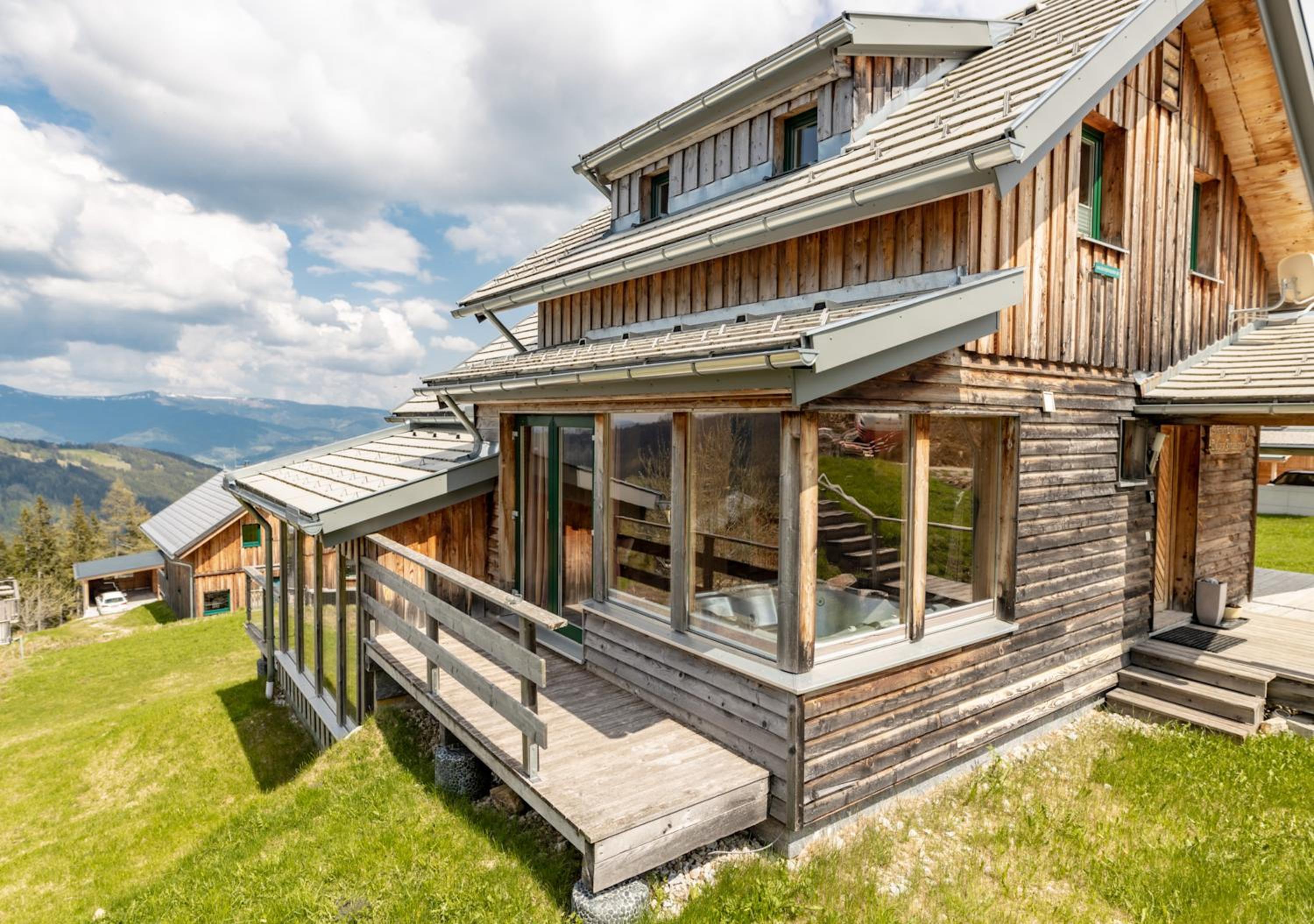 1A Chalet '4 Jahreszeiten' Ski fahren und Jacuzzi mit Aussicht!