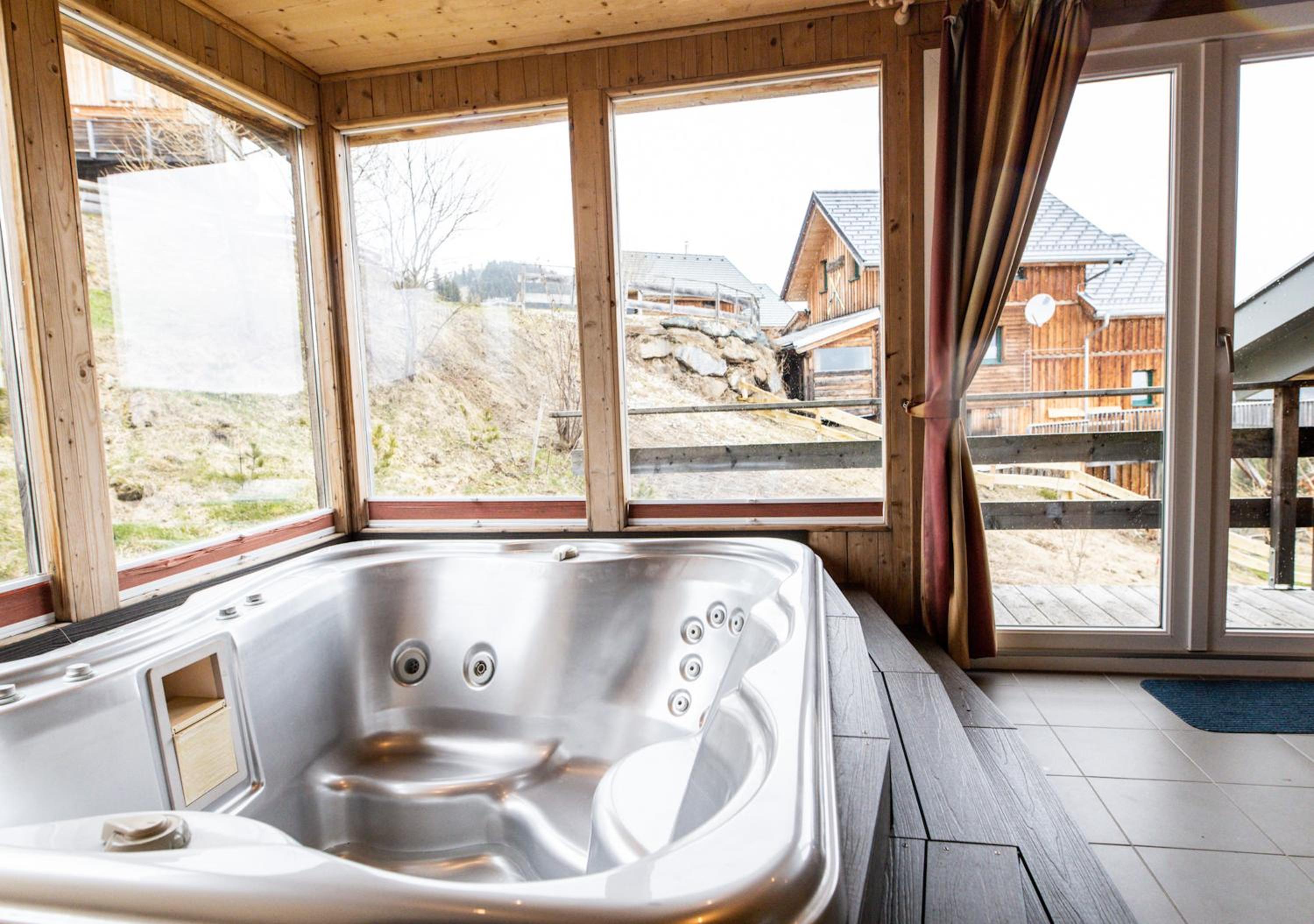 1A Chalet '4 Jahreszeiten' Ski fahren und Jacuzzi mit Aussicht!