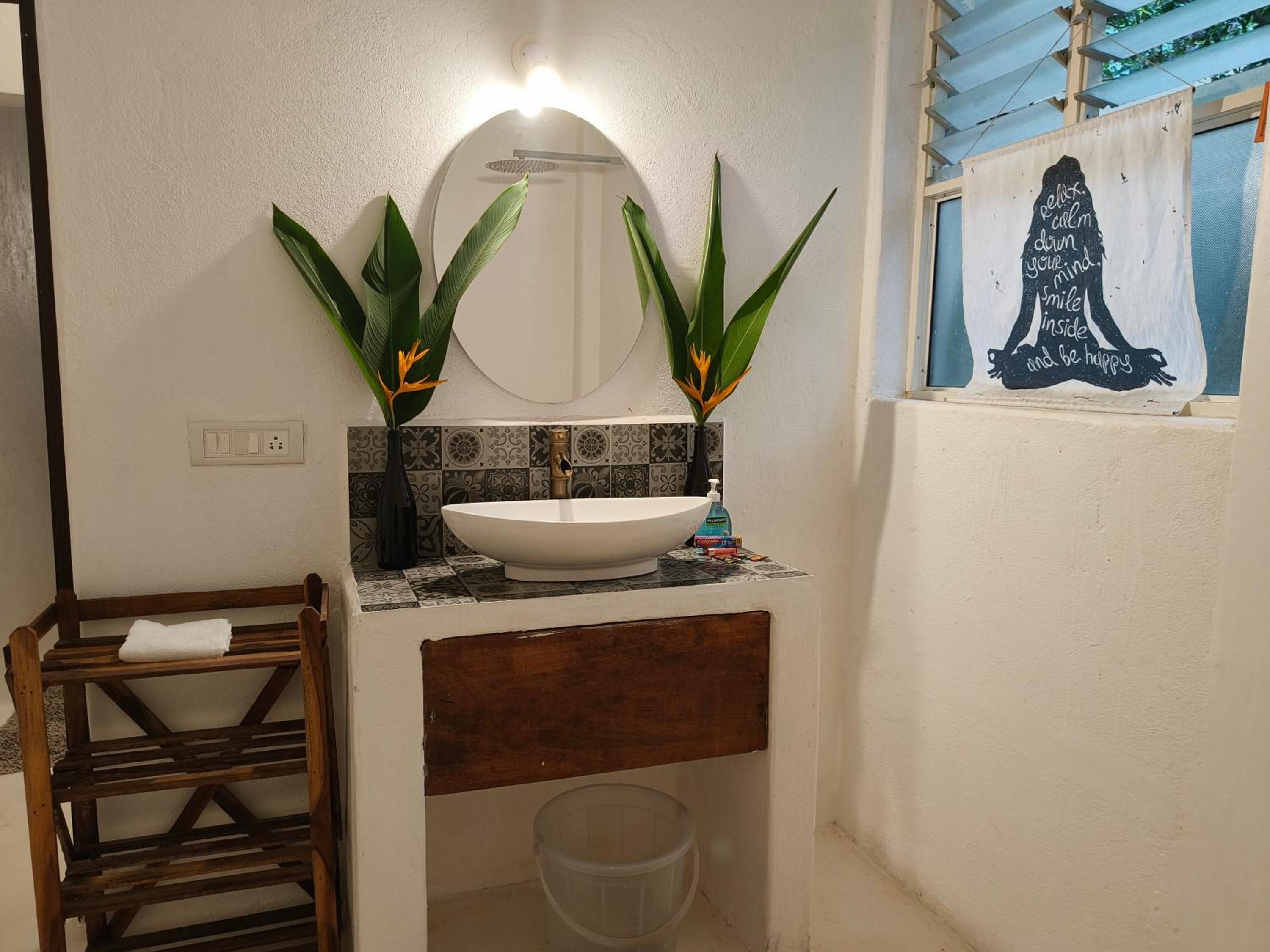Standalone "Greek" Jungle House, walking distance to Thalassa and Boiler Maker view 4