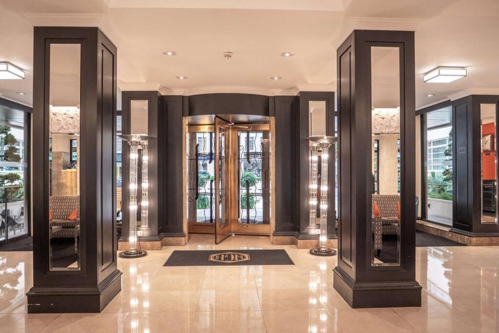 Art deco 1BR apartment in popular Chelsea area