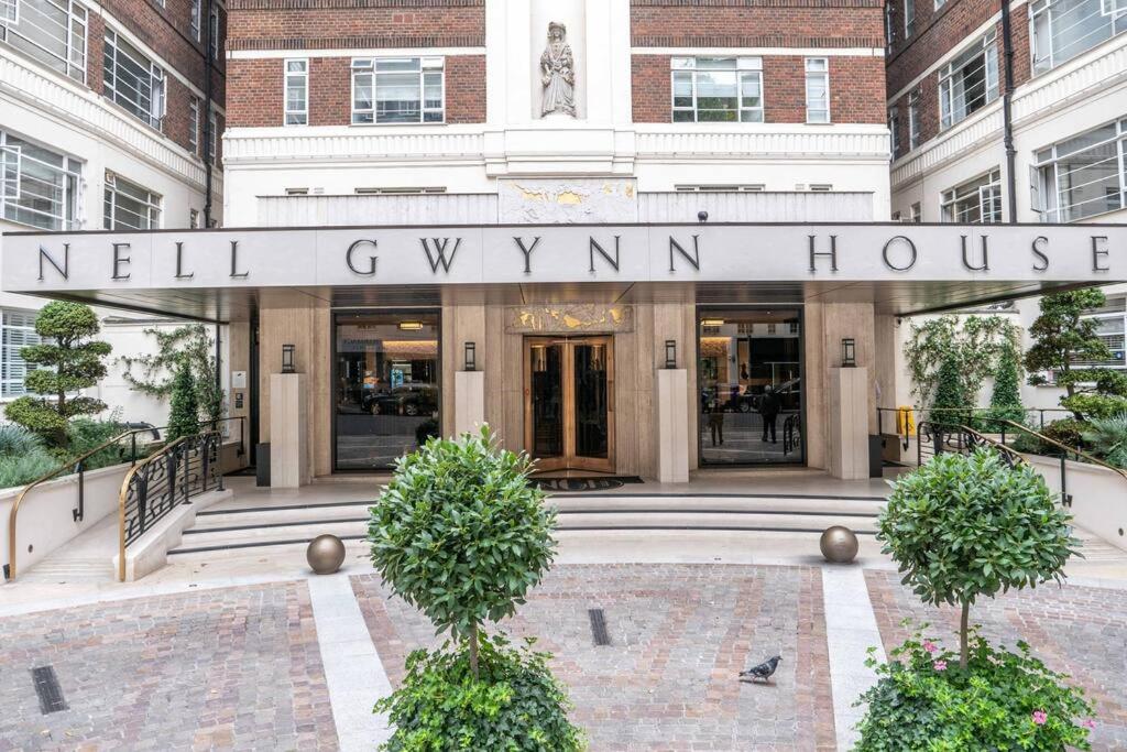 Art deco 1BR apartment in popular Chelsea area