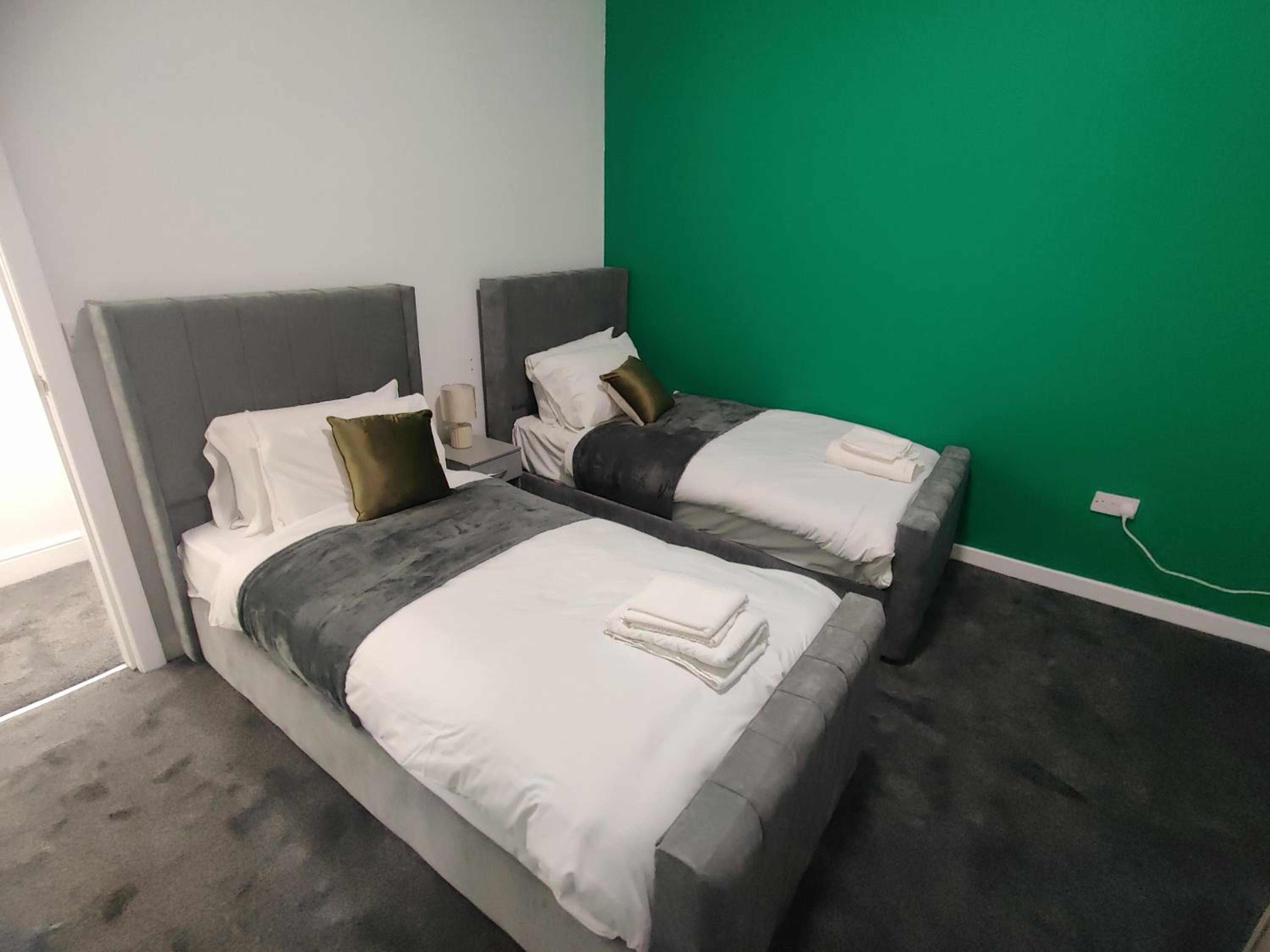 Modern 3-Bed Apartment with Kitchen in Town view 3