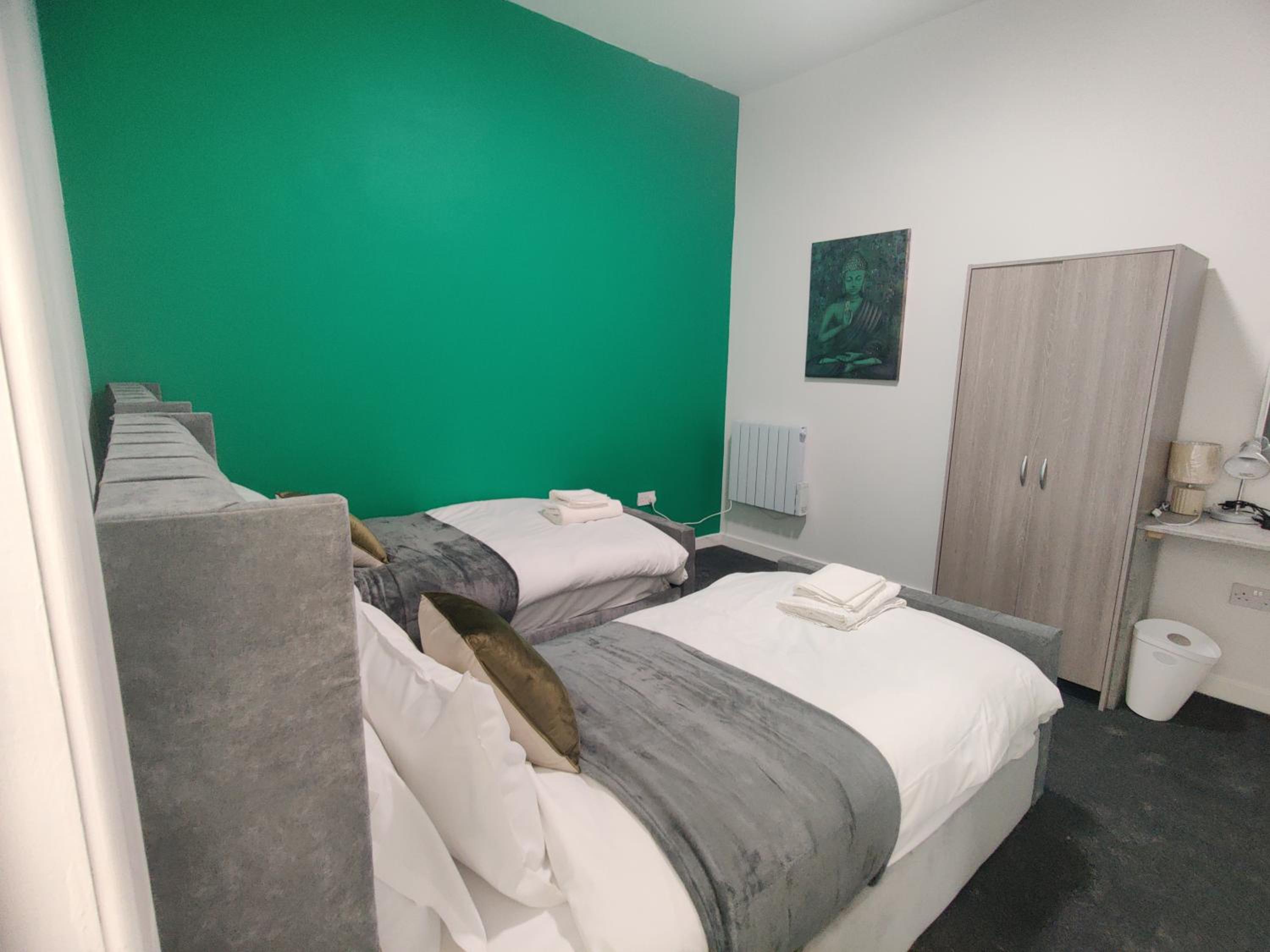 Modern 3-Bed Apartment with Kitchen in Town view 4