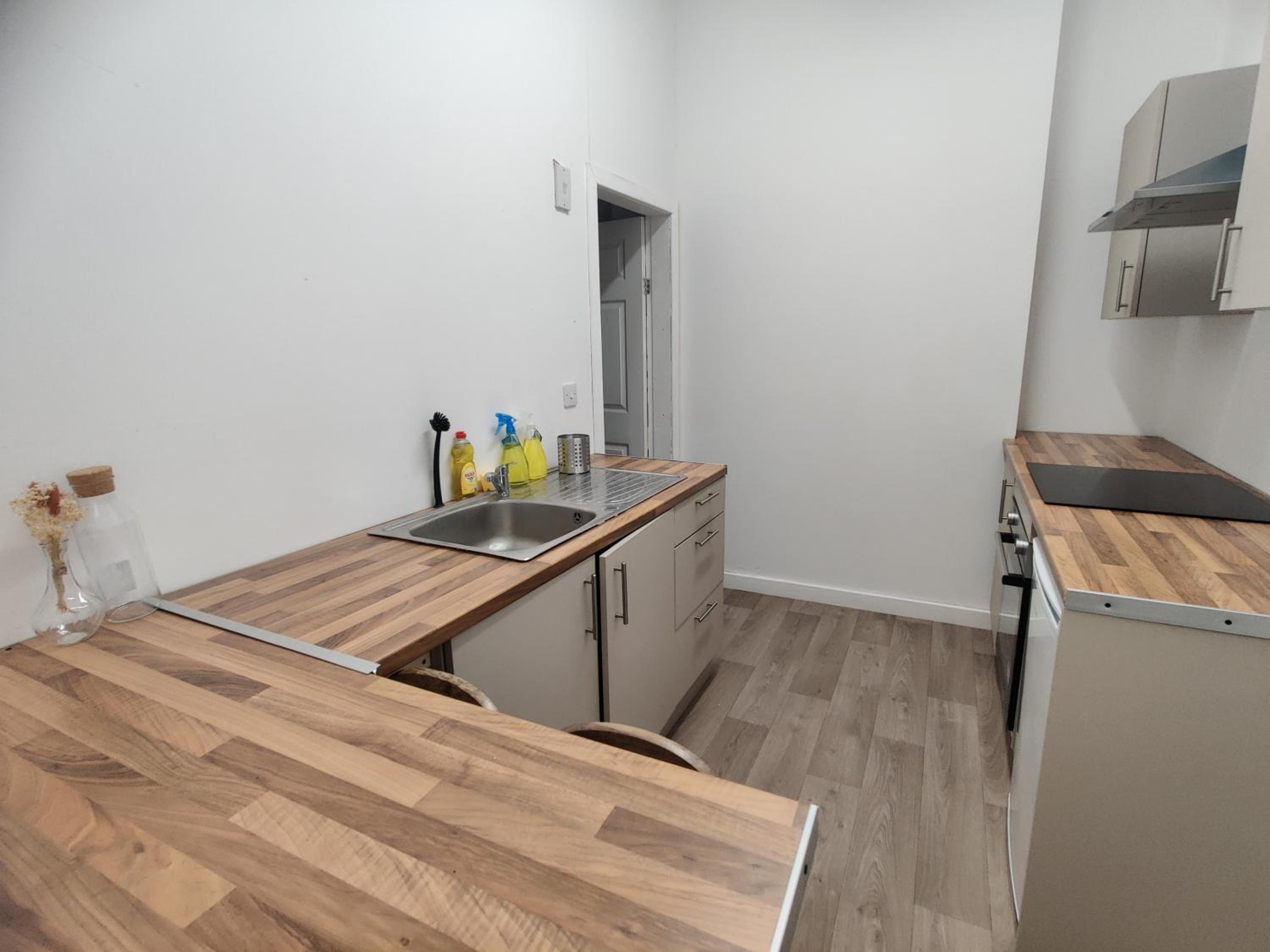 Modern 3-Bed Apartment with Kitchen in Town view 5