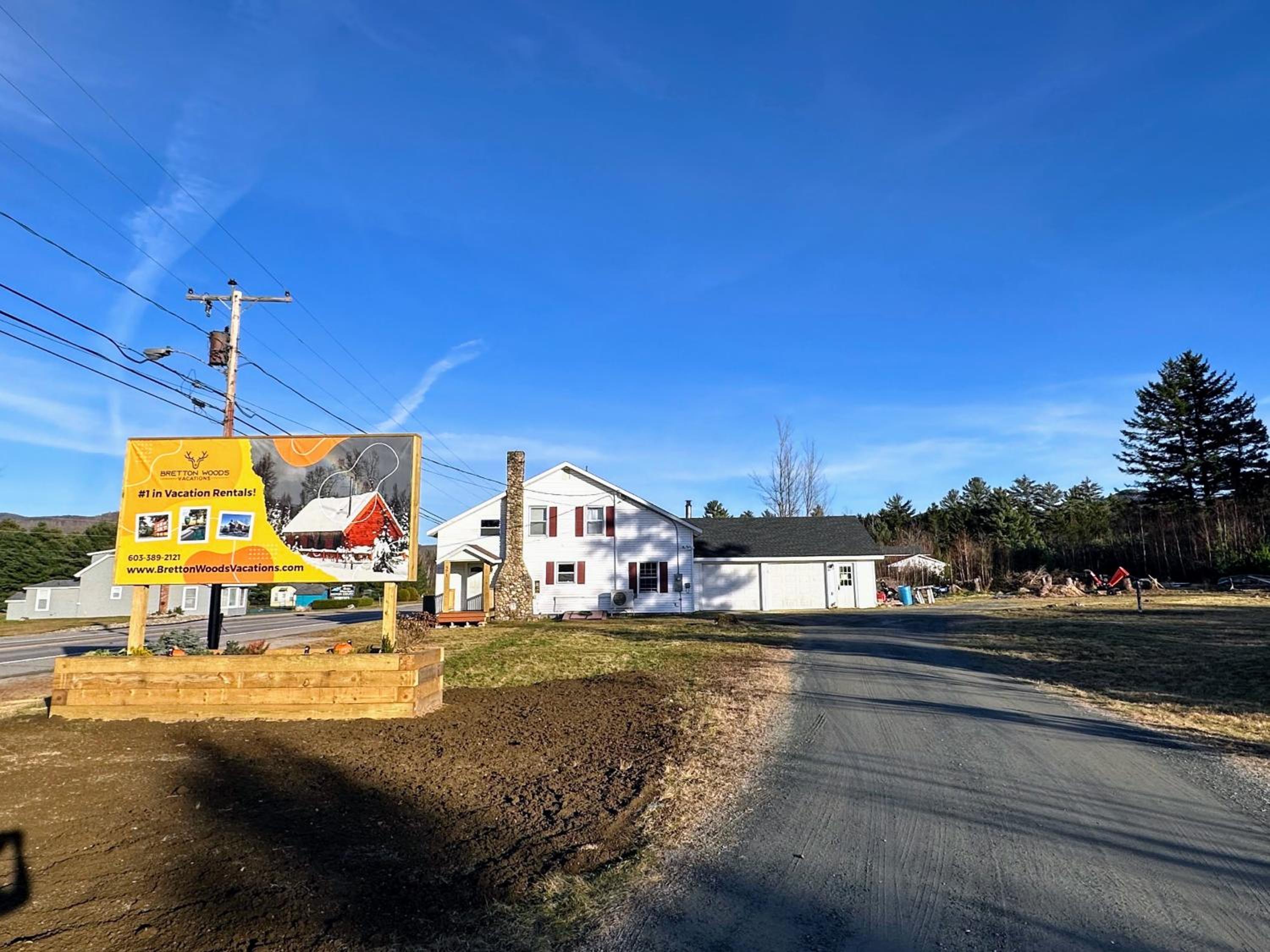 Renovated farmhouse on snowmobile trail with firepit & mountain views, 10 min from Bretton Woods!
