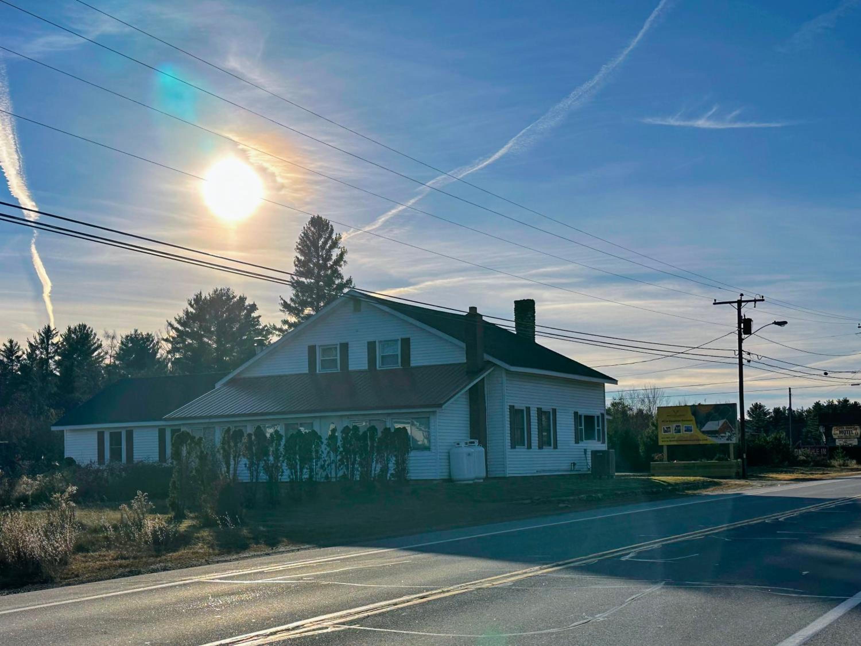 Renovated farmhouse on snowmobile trail with firepit & mountain views, 10 min from Bretton Woods!
