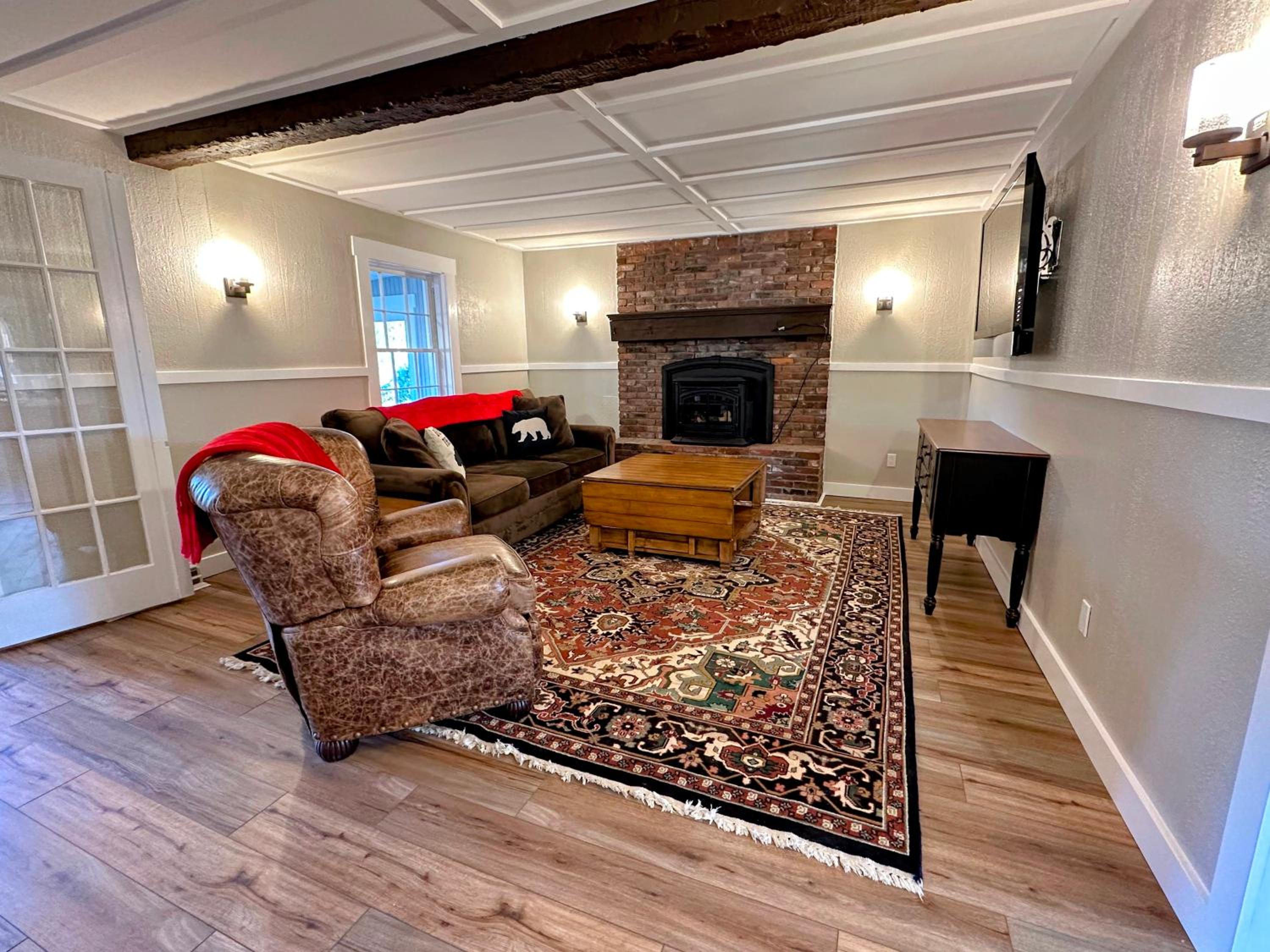 Renovated farmhouse on snowmobile trail with firepit & mountain views, 10 min from Bretton Woods!