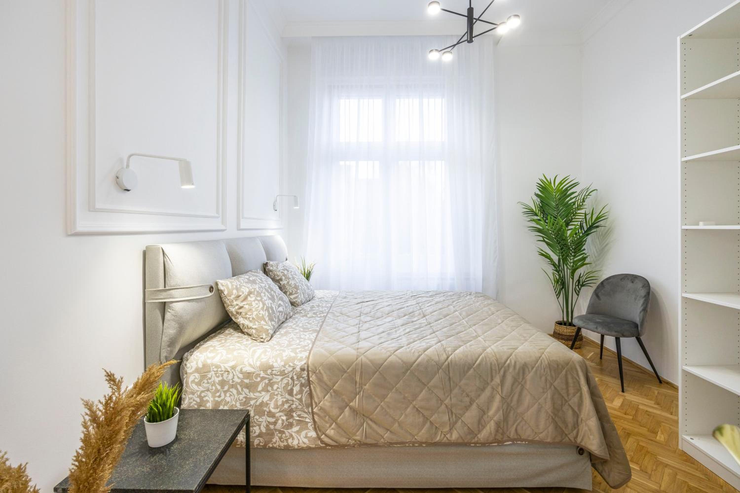 Luxurious Central 4BEDRM 3BATHRM Residence w/ Balcony view 2