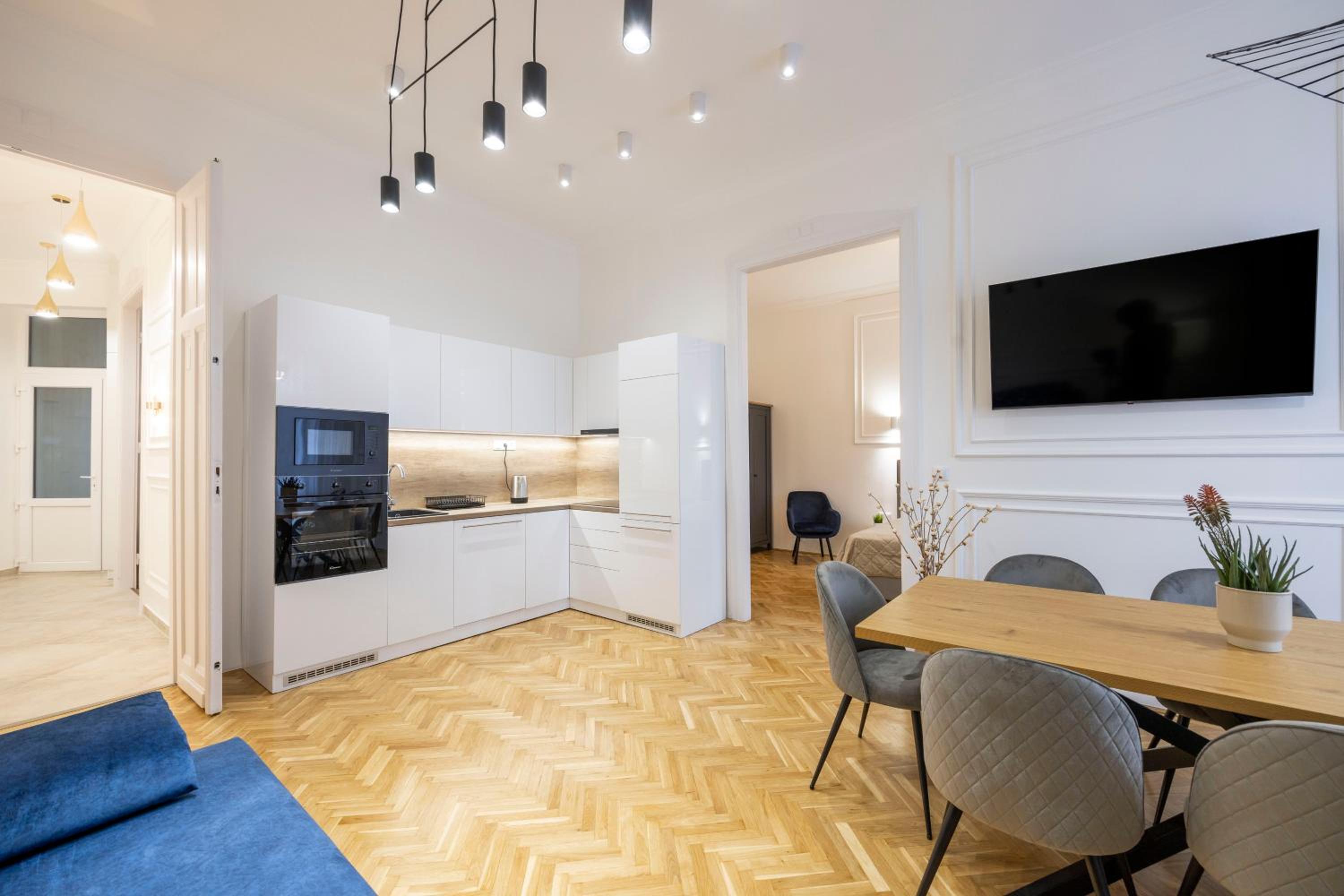 Luxurious Central 4BEDRM 3BATHRM Residence w/ Balcony view 4