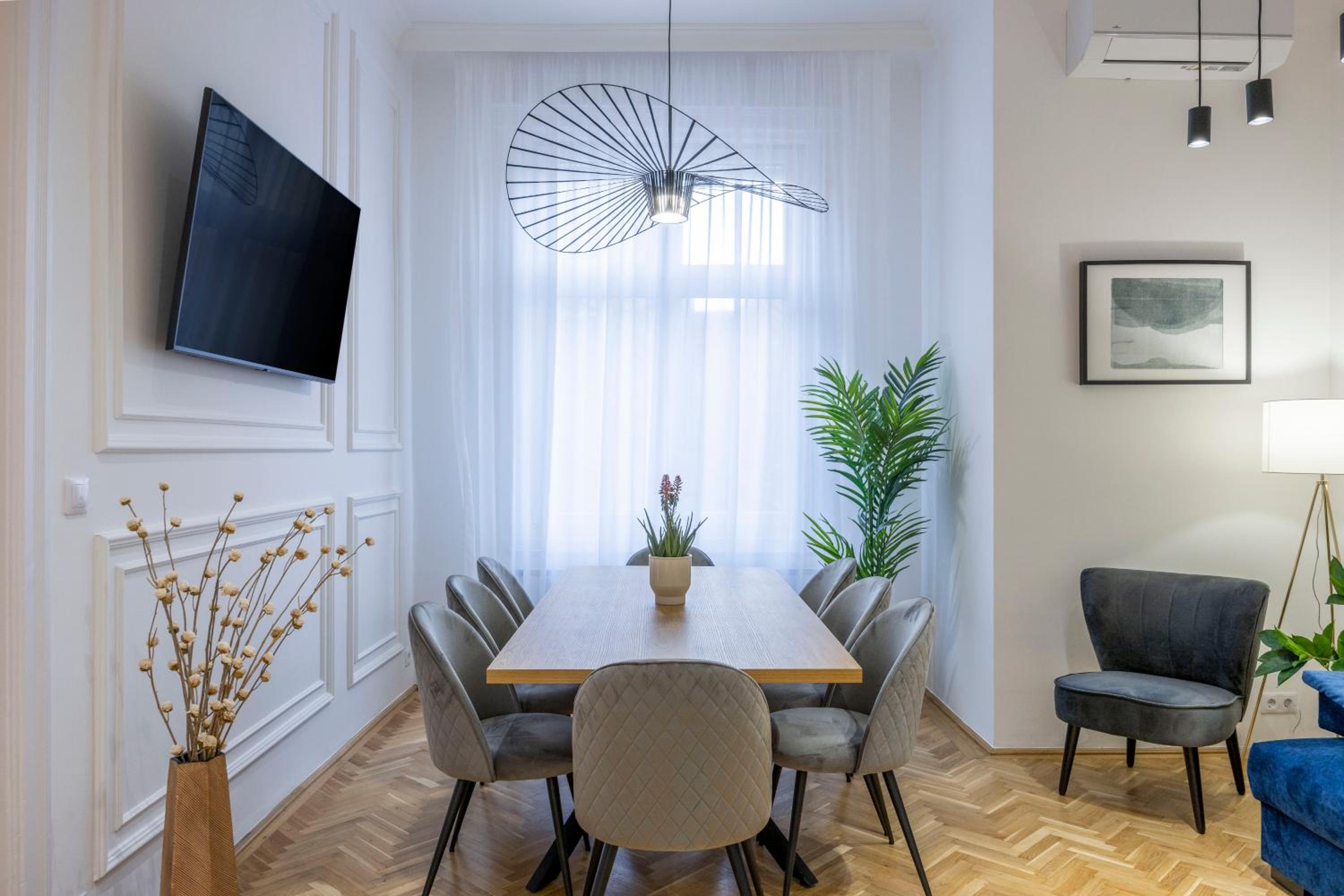 Luxurious Central 4BEDRM 3BATHRM Residence w/ Balcony view 5