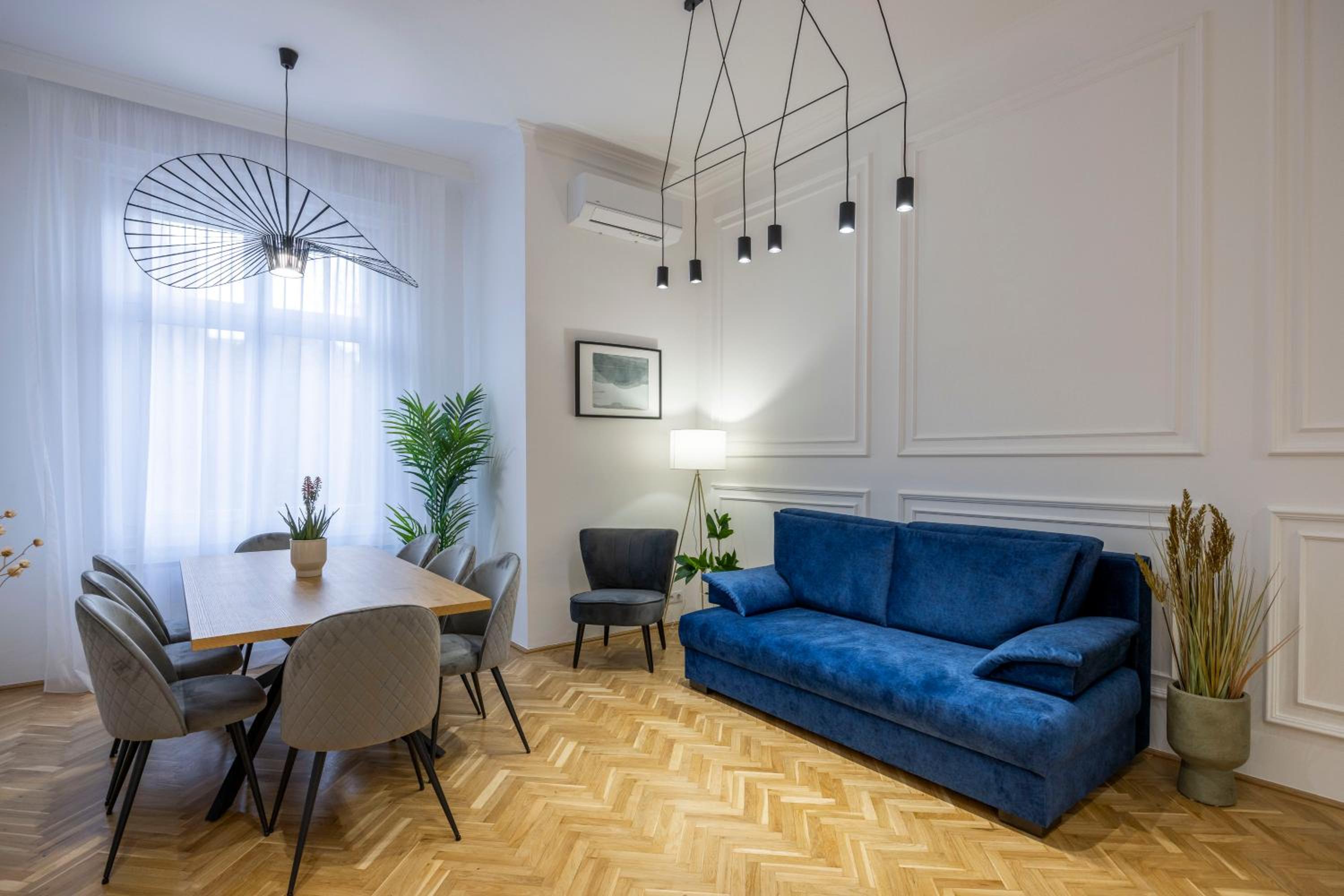 Luxurious Central 4BEDRM 3BATHRM Residence w/ Balcony view 3