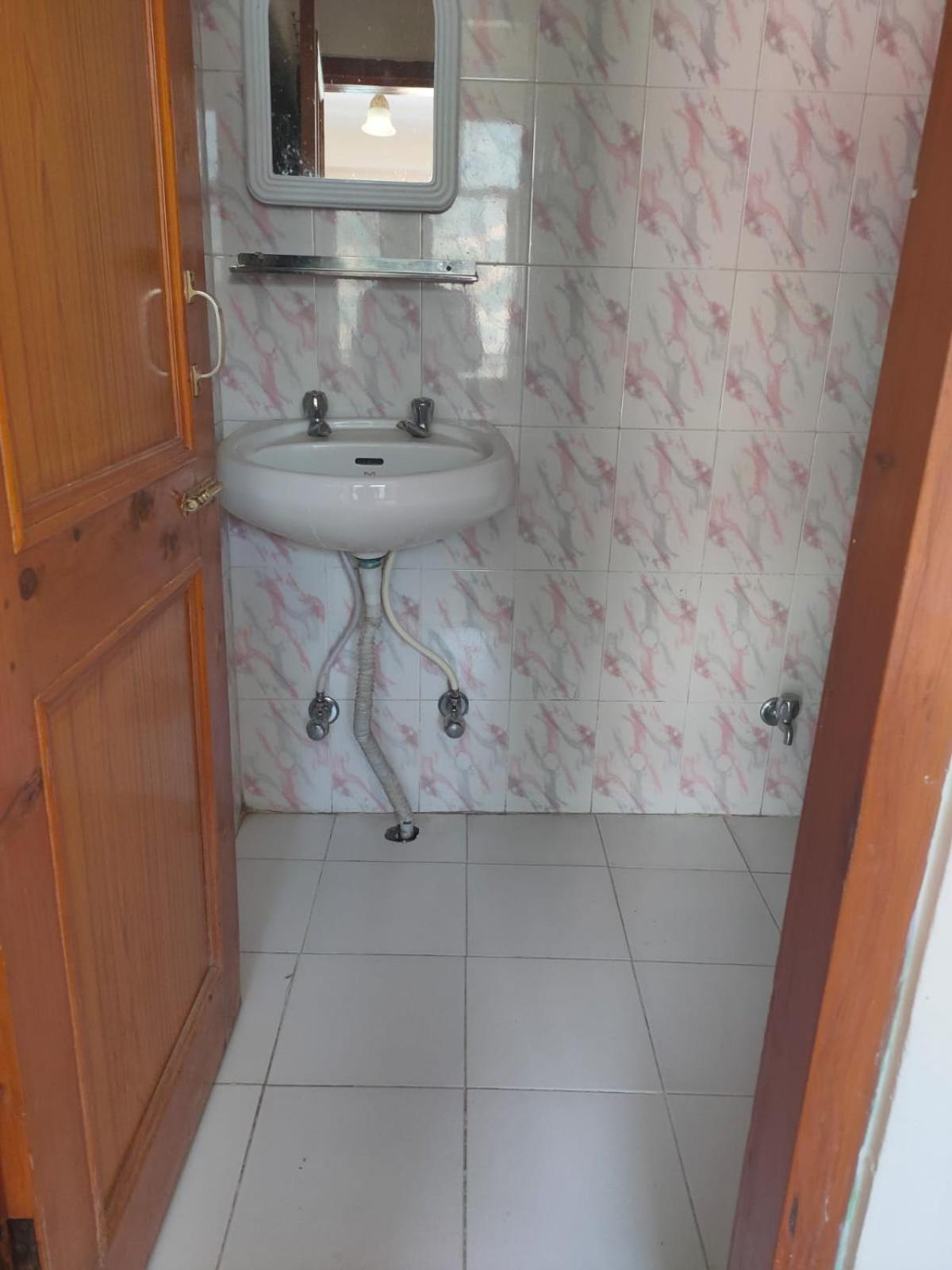 ROOP MOUNTAIN HOMESTAY No Parking view 2