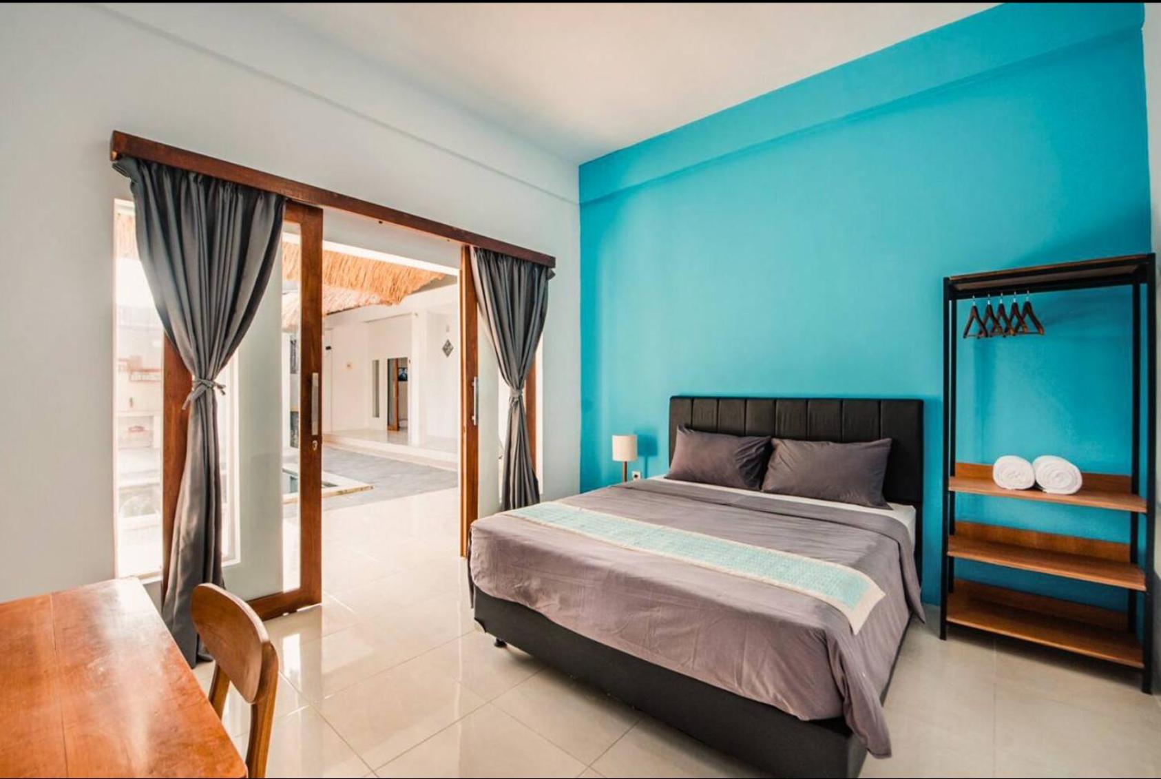 Greek House: Room w/Desk + Shared Pool&Kitchen /4 view 4