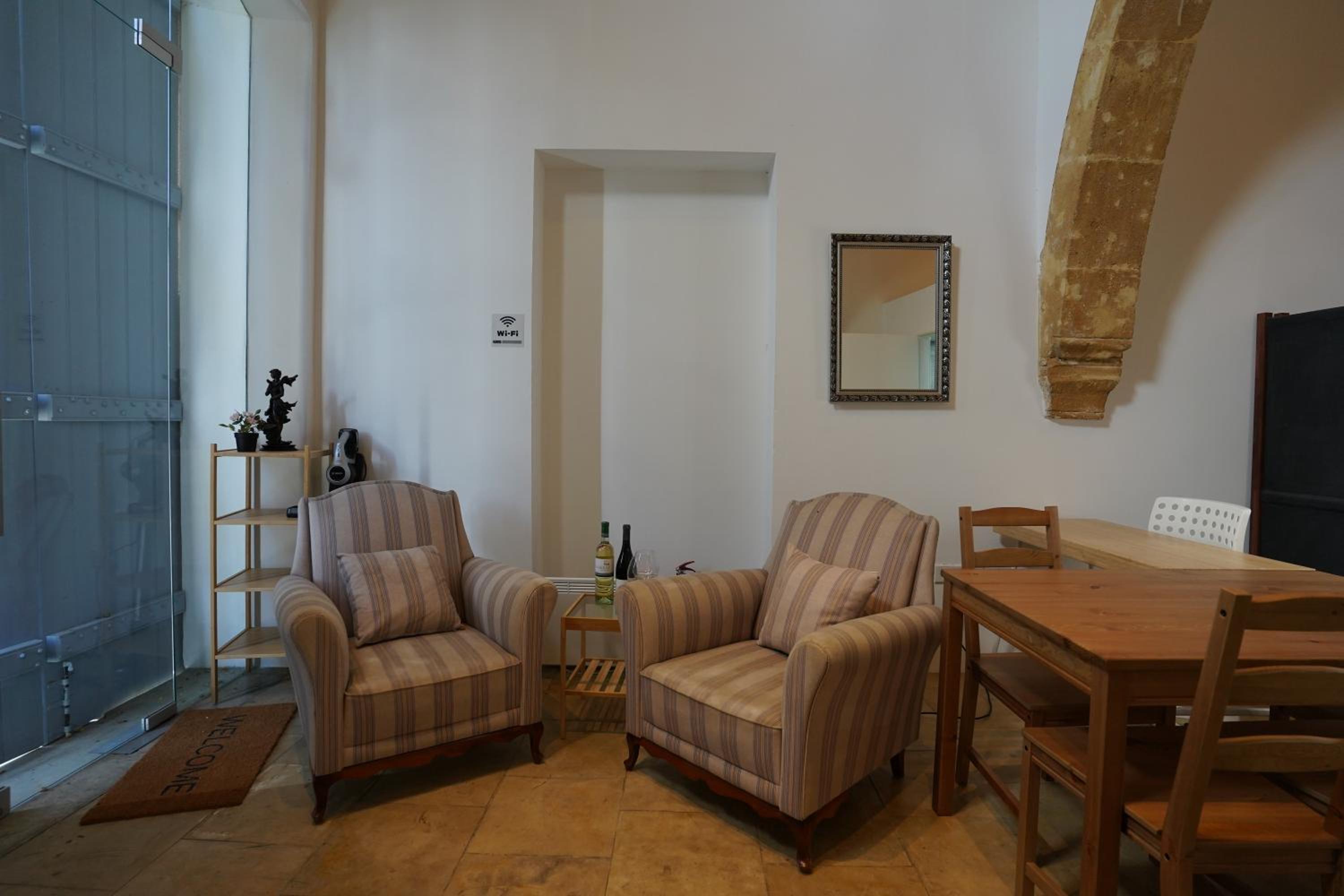 Large Kamara Studio