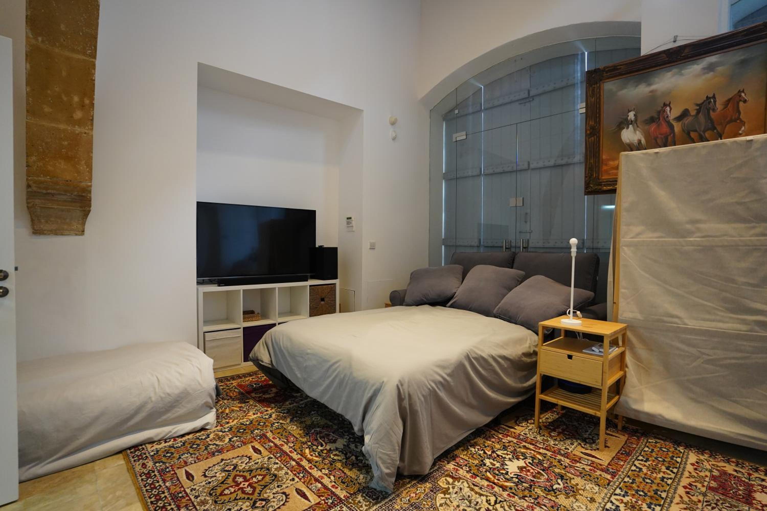 Large Kamara Studio
