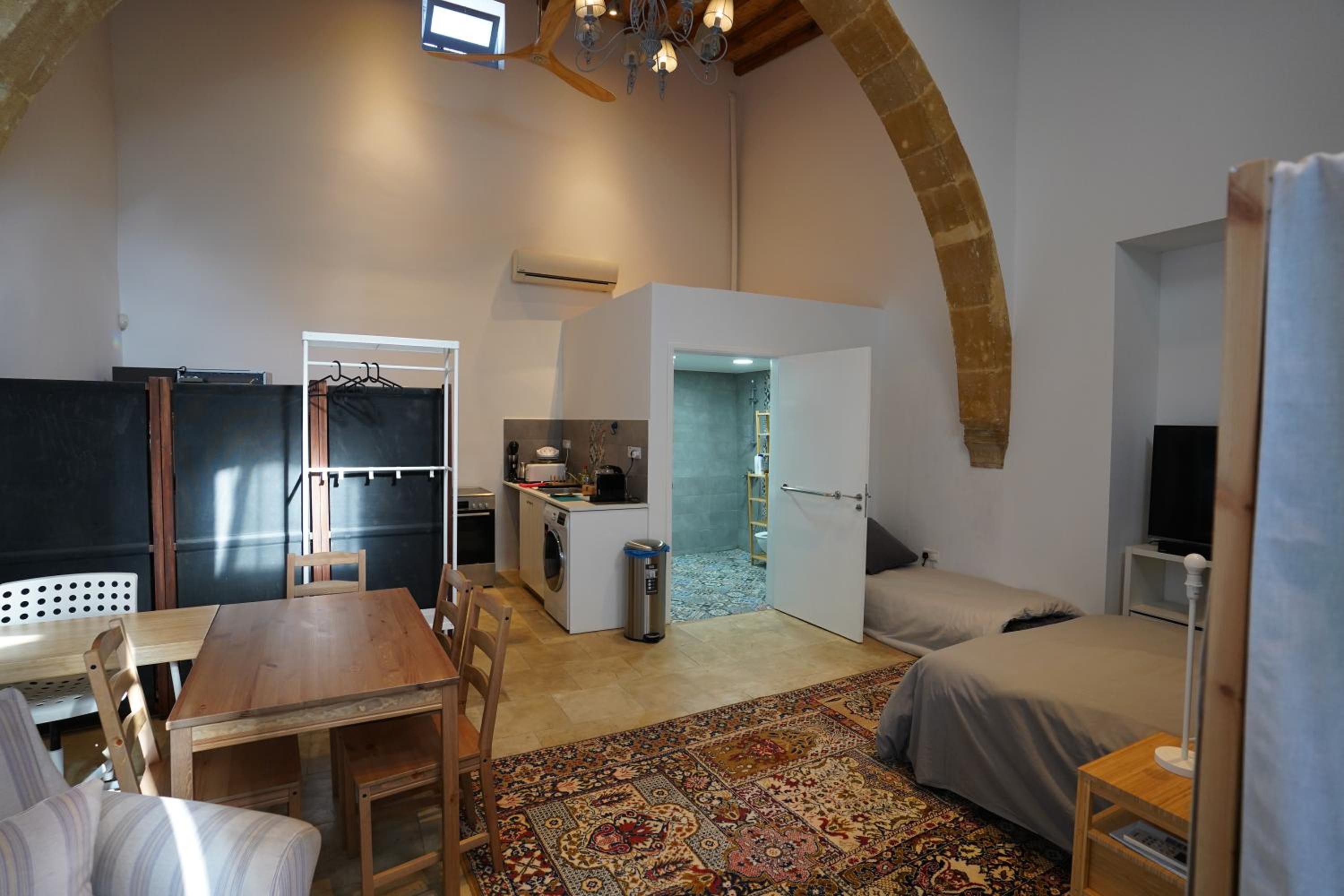 Large Kamara Studio