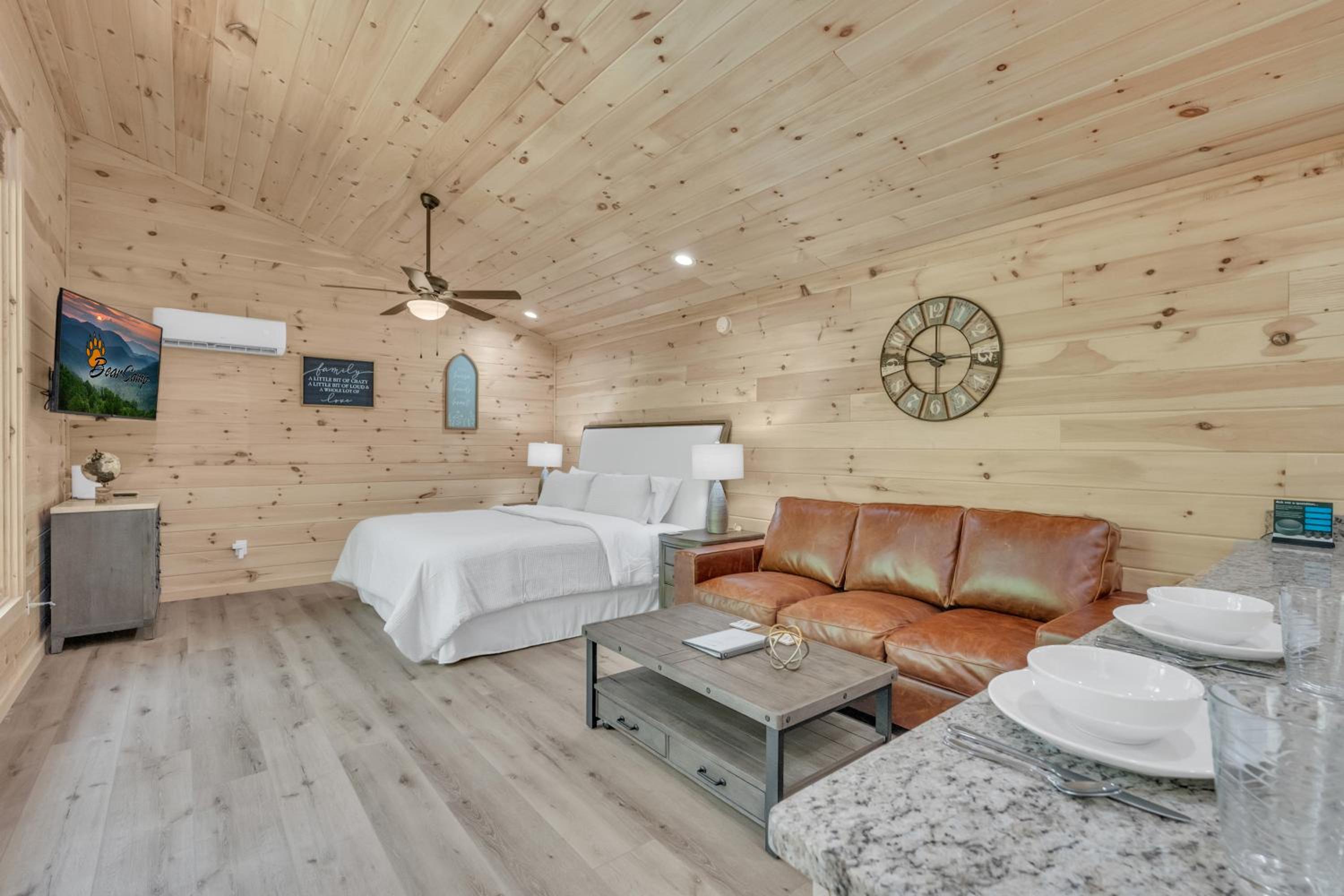 Follies Cottage, Pickleball Court, Creek, WIFI, Mountain Views, Starting at 79