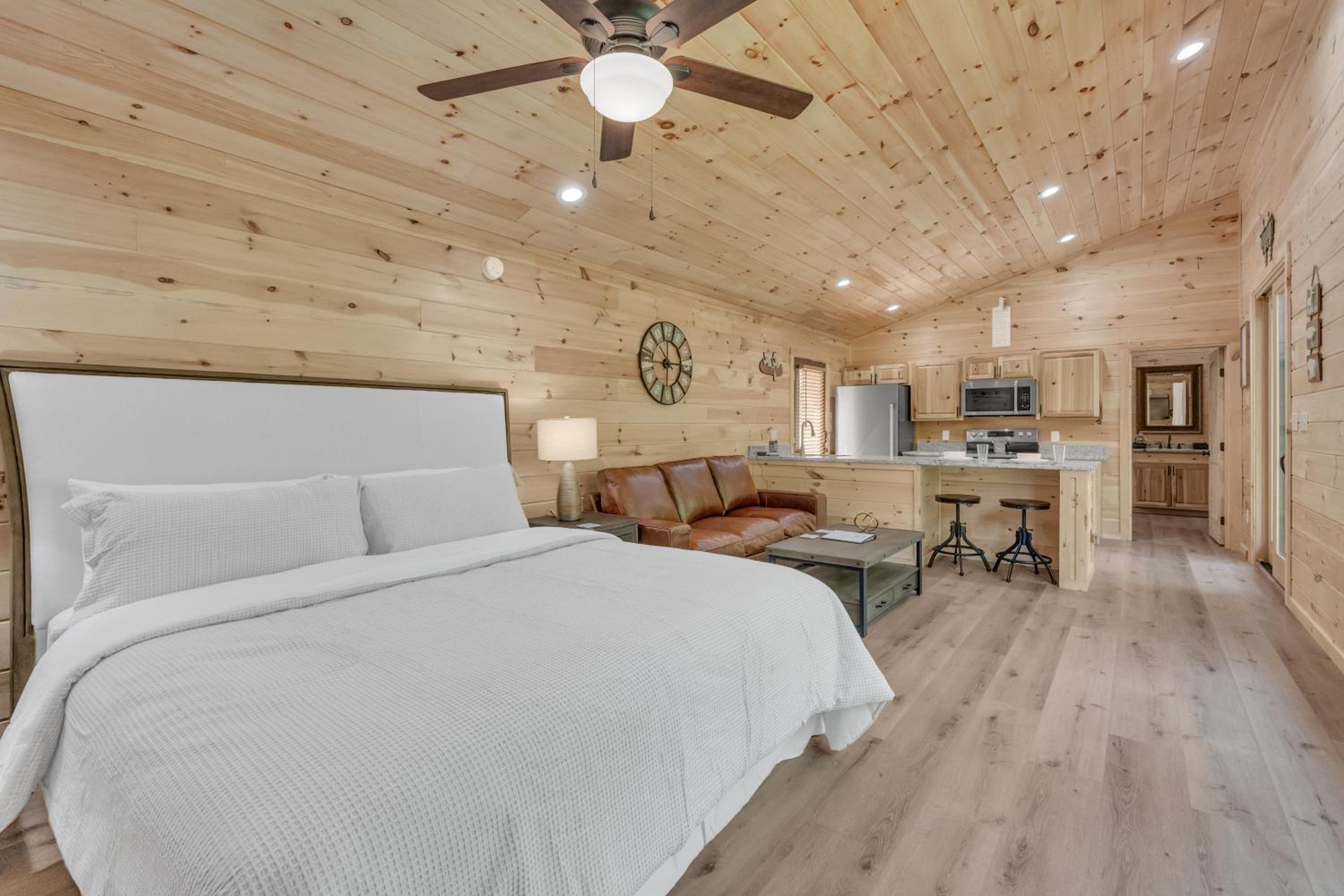 Follies Cottage, Pickleball Court, Creek, WIFI, Mountain Views, Starting at 79