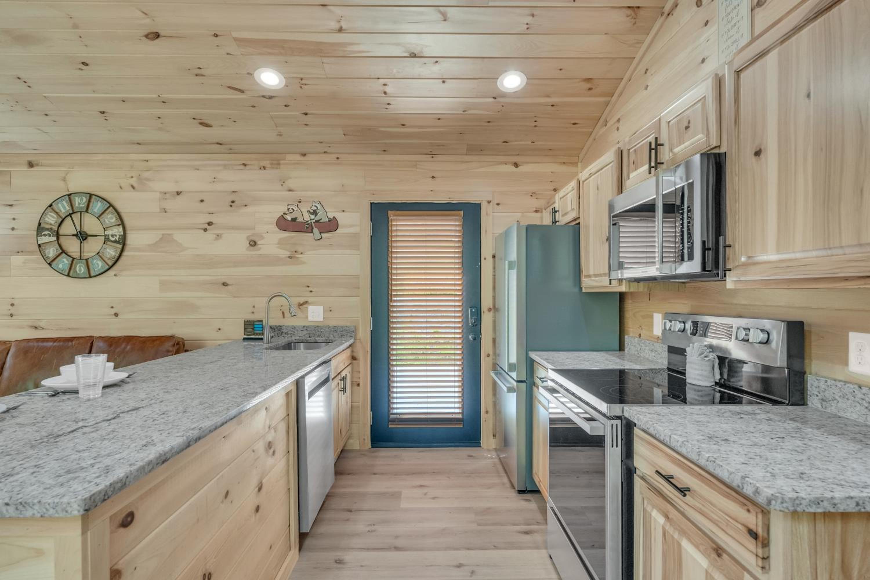 Follies Cottage, Pickleball Court, Creek, WIFI, Mountain Views, Starting at 79