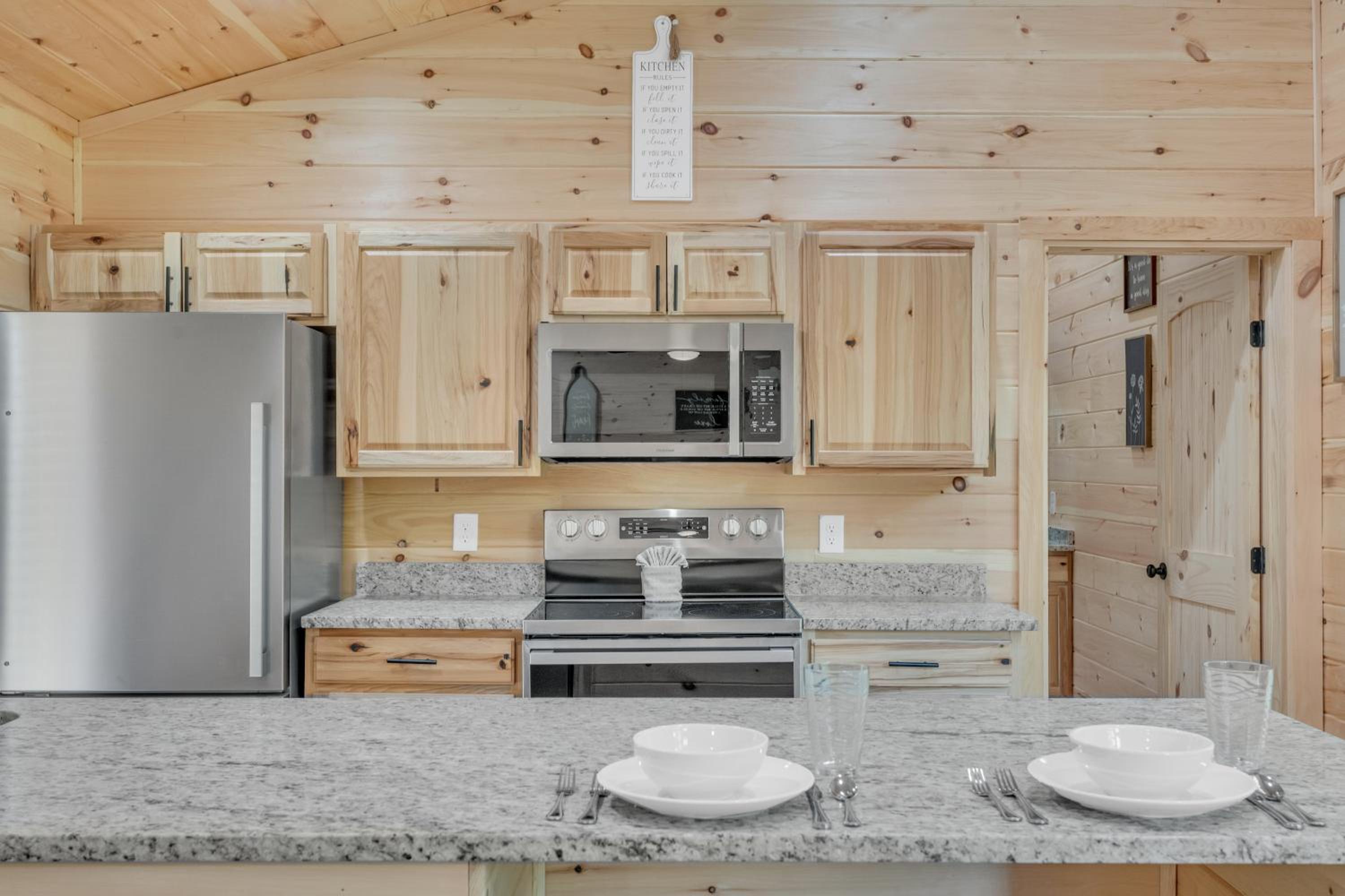 Follies Cottage, Pickleball Court, Creek, WIFI, Mountain Views, Starting at 79
