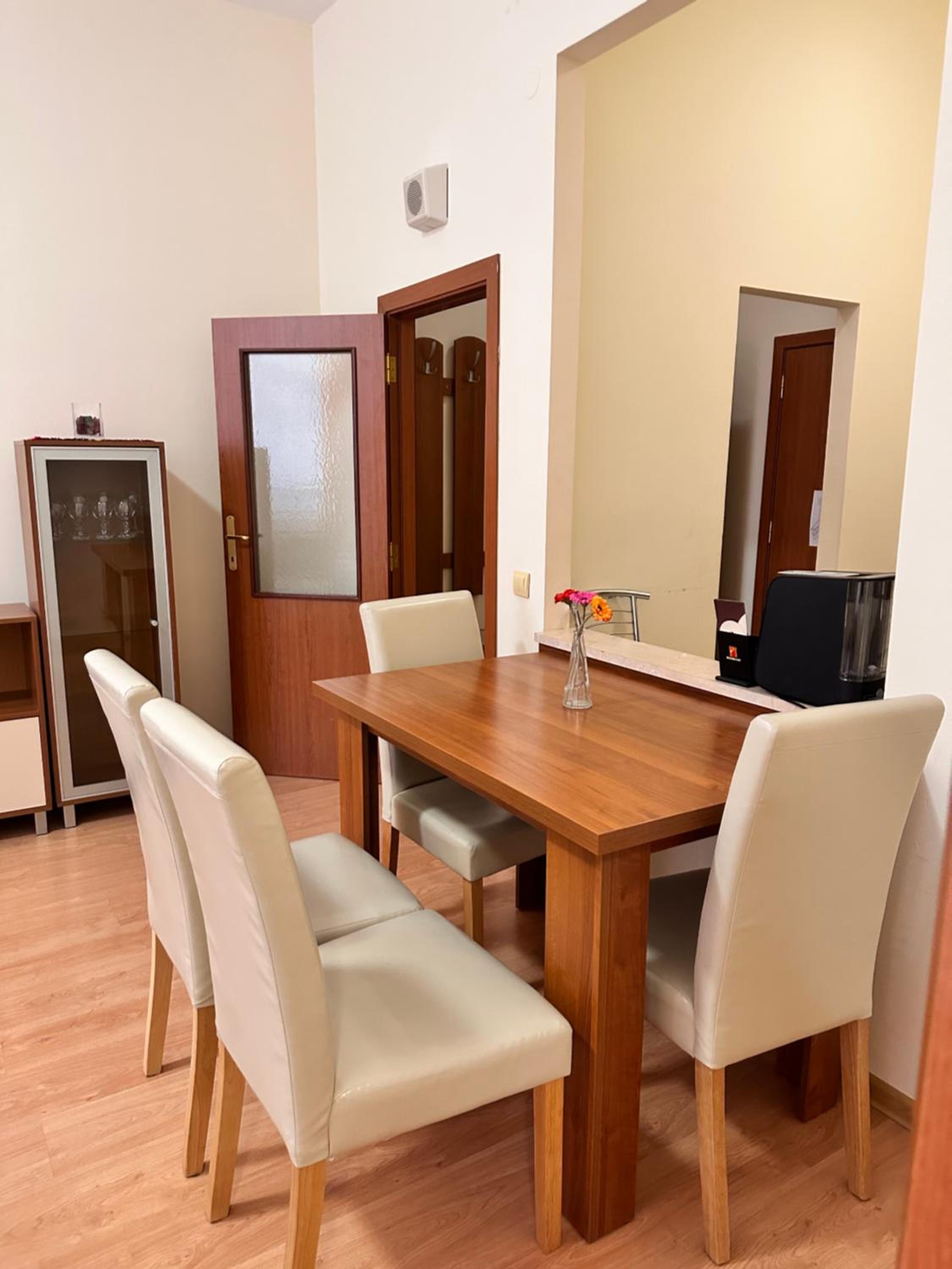 Stylish one bedroomed apartment 112 in main Flora building