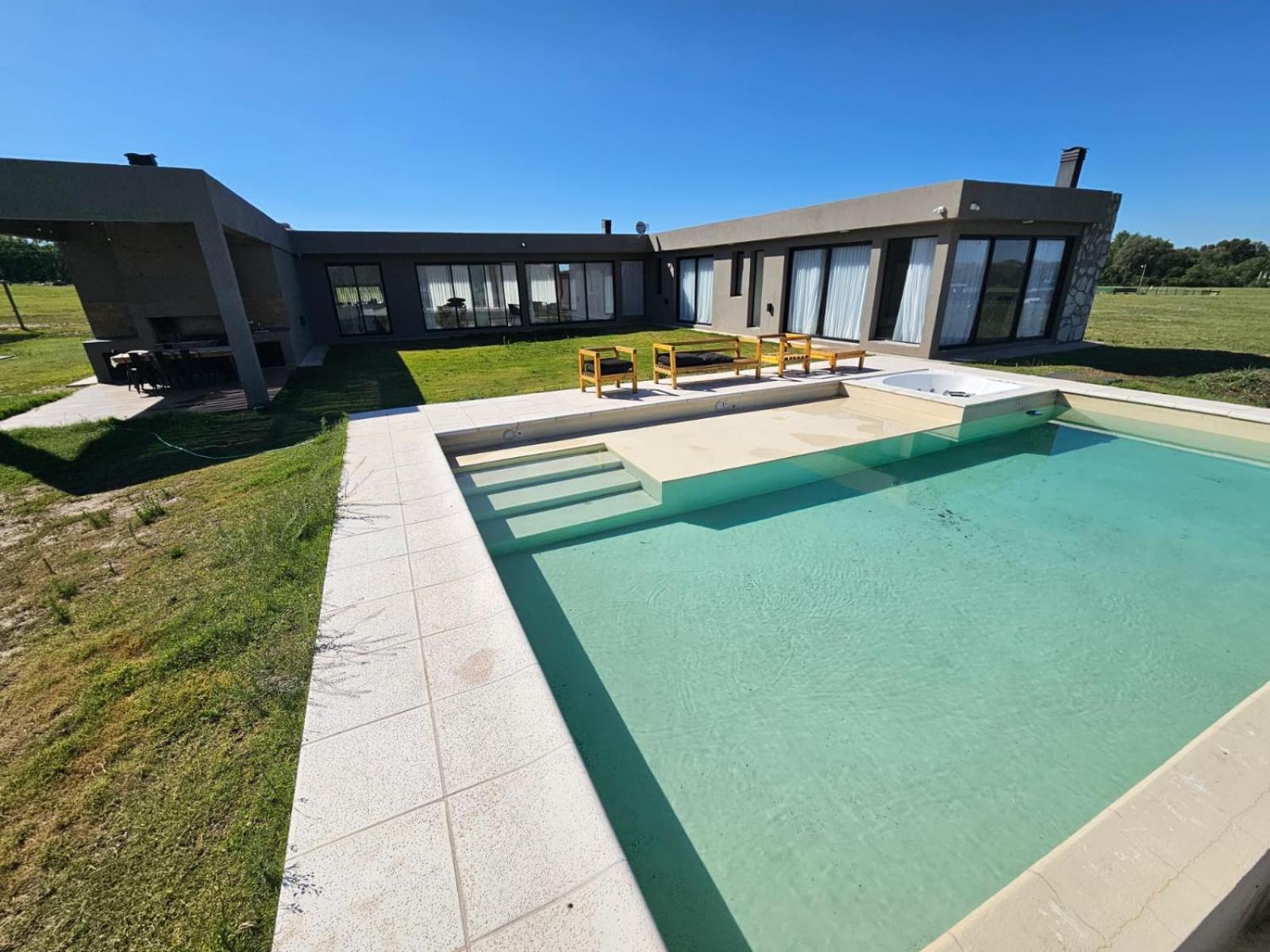 CASA U (EL AMPARO)