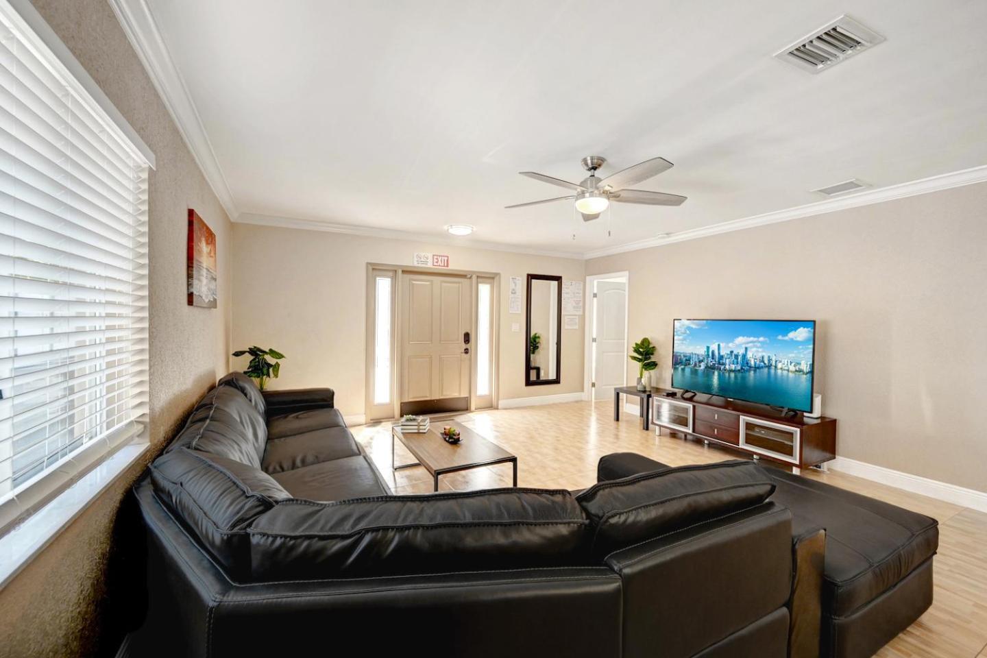 Walk to Hollywood Beach Luxury 4BR Villa view 5