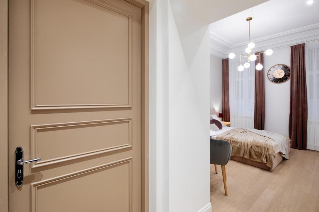 Raina Boulevard Exclusive Design Apartments by the Park view 5