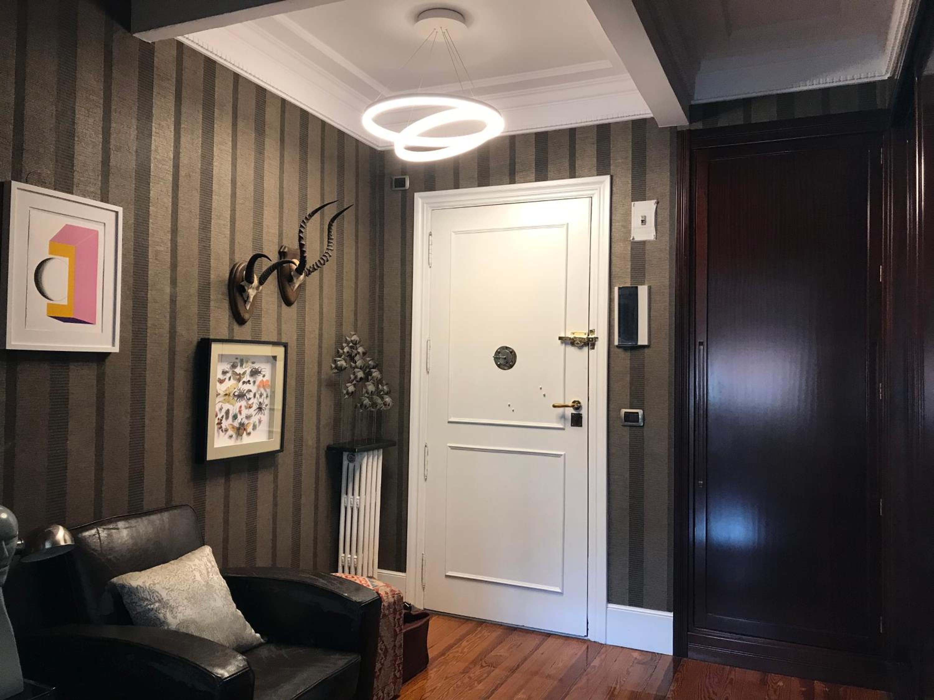 Habitación grande y confortable con baño privado junto a Guggenheim