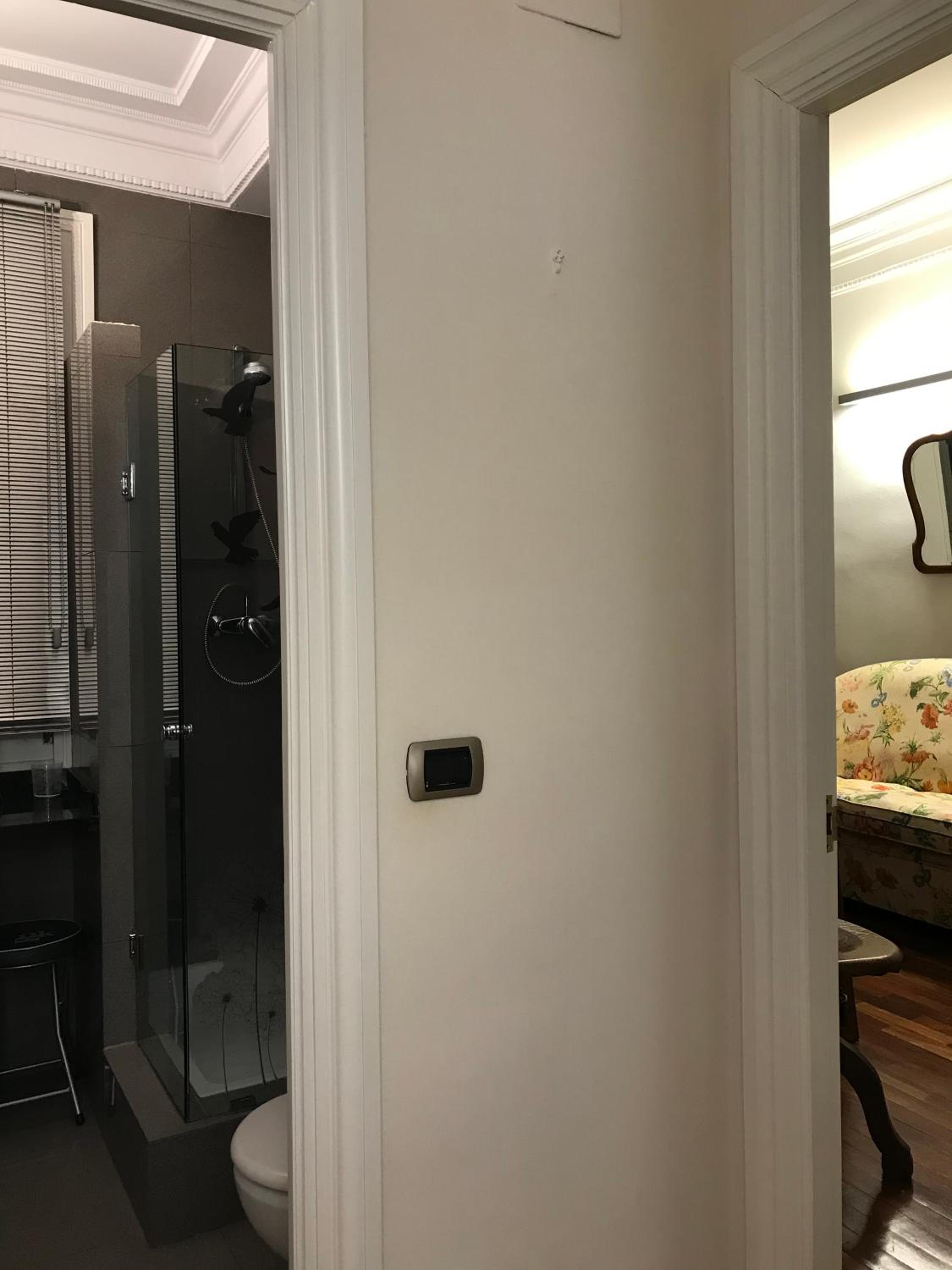 Habitación grande y confortable con baño privado junto a Guggenheim