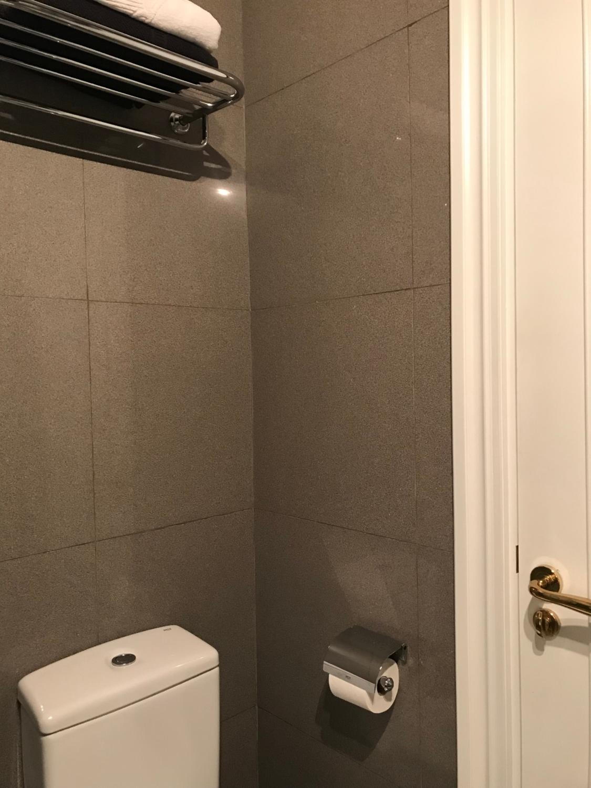 Habitación grande y confortable con baño privado junto a Guggenheim