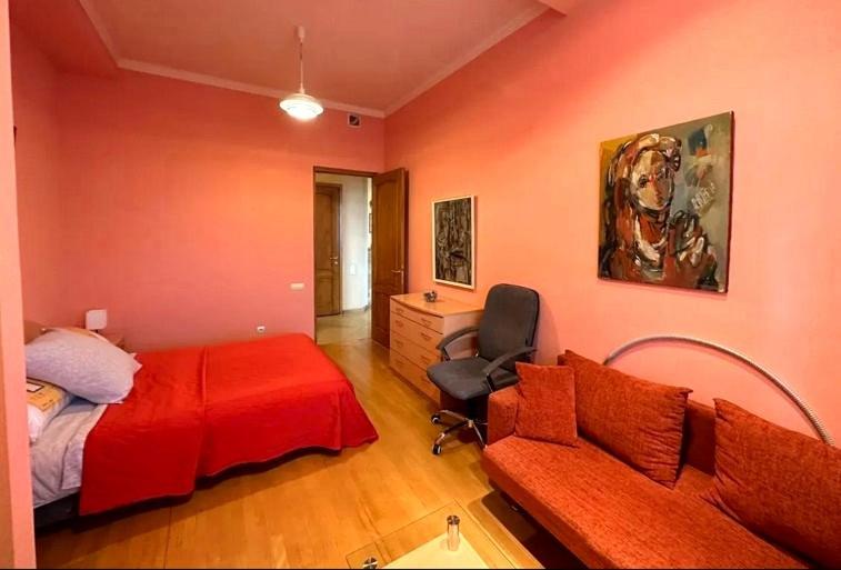 City Center Spacious 3 Bedroom and 2 Bathroom Apartment on Northern Avenue,
