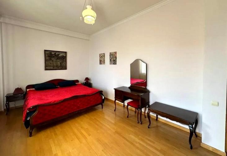 City Center Spacious 3 Bedroom and 2 Bathroom Apartment on Northern Avenue,