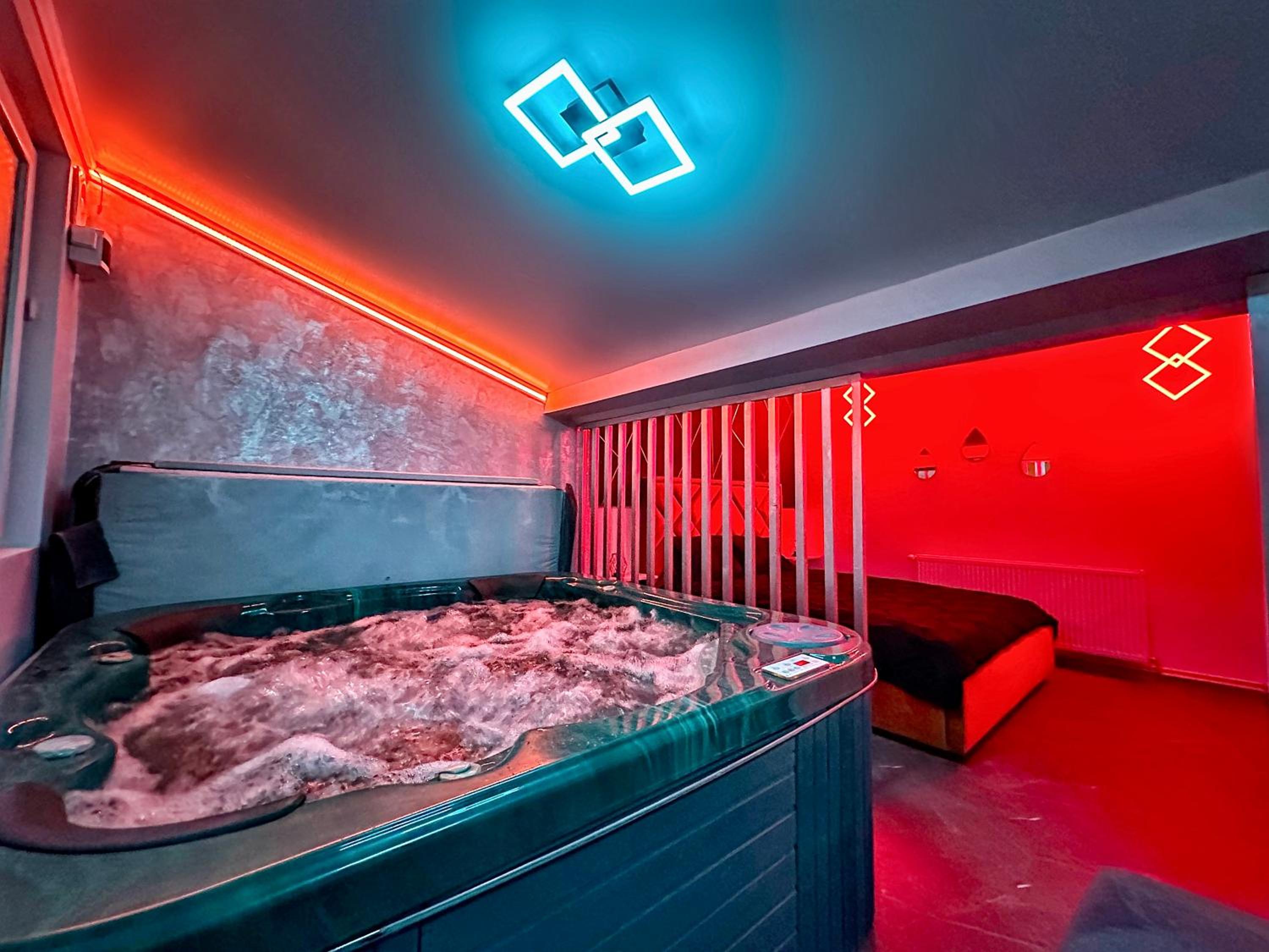Luxor - Private Jacuzzi Boulevard Suites view 3