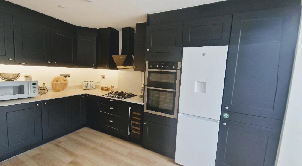 NewForest-Spacious-4BDHolidayHome-Garden-Parking view 4