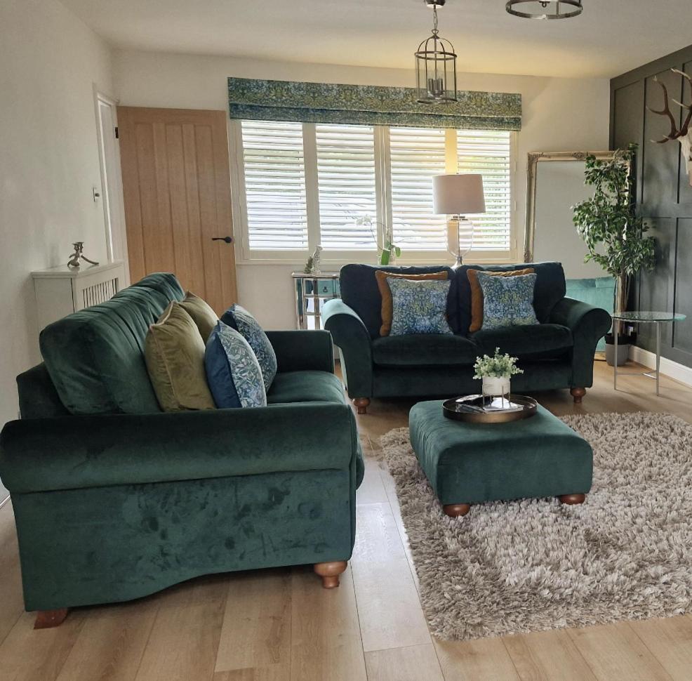 NewForest-Spacious-4BDHolidayHome-Garden-Parking view 3