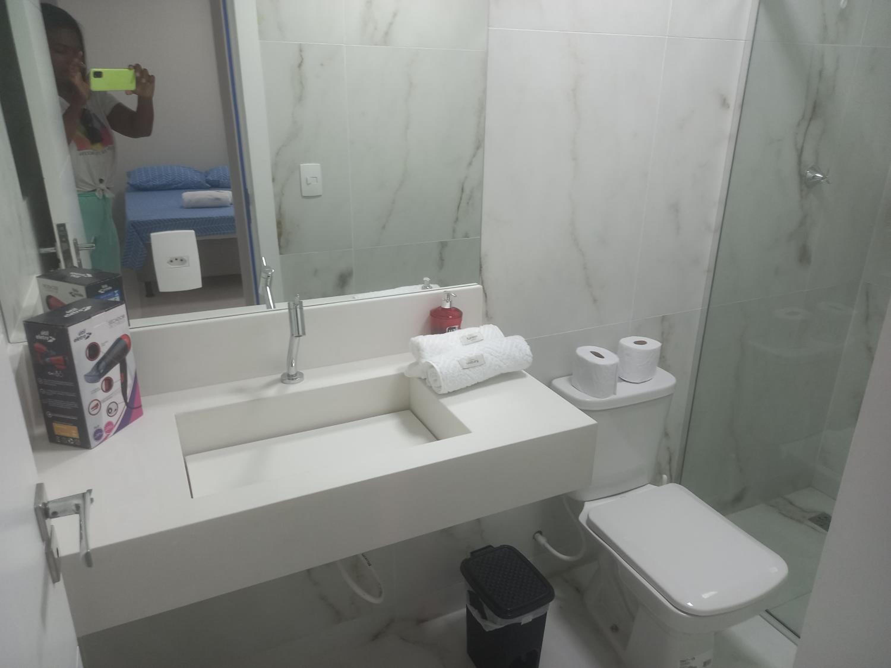 Apart Verdemar Confort com 3 quartos para ate 8 pessoas moderno e funcional e apenas poucos passos da praia