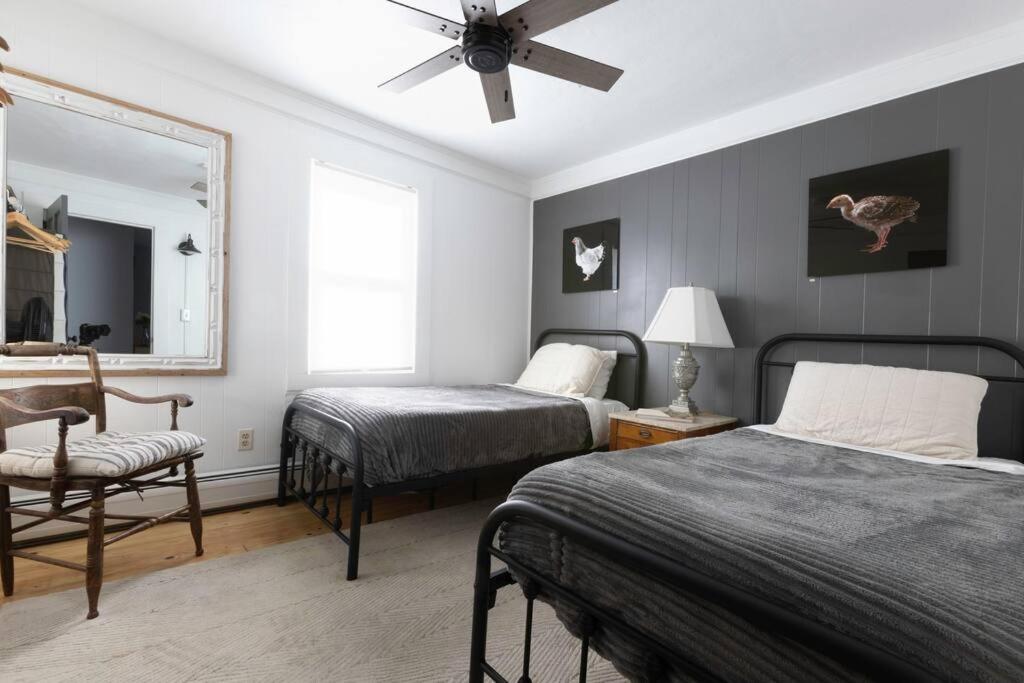 Cozy Modern Farmhouse 2 Bedroom Apartment view 3