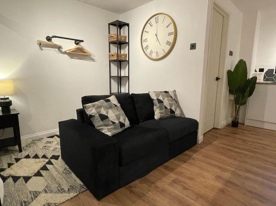 Ultra Modern Studio Apartment, in Central Exeter view 5