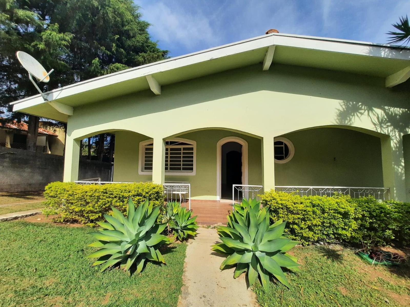 linda chácara com casa principal pomar & piscina